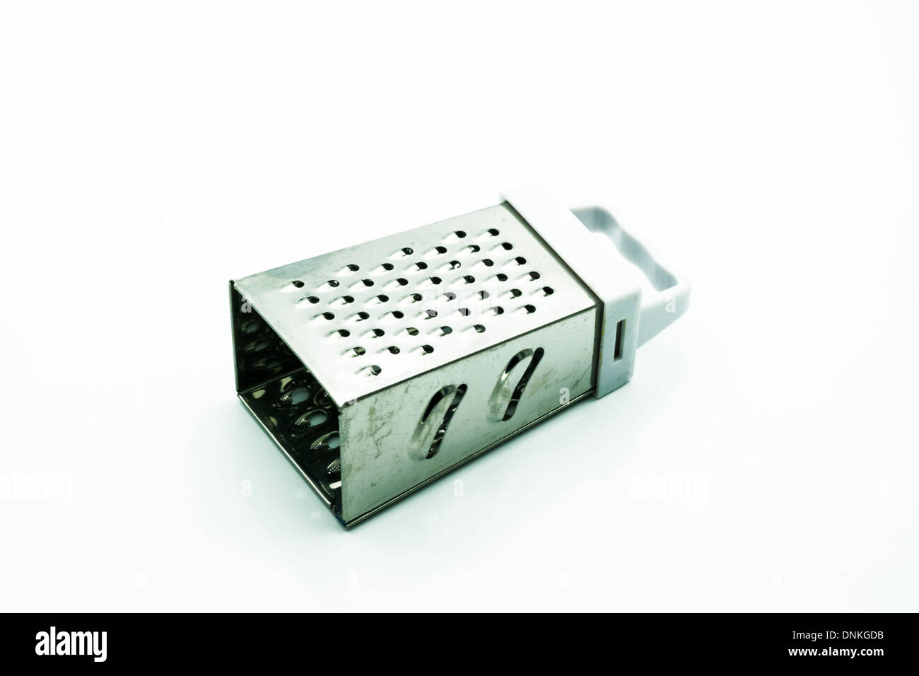 Râpe à fromage découper le fond blanc copie espace ustensile de cuisine Banque D'Images