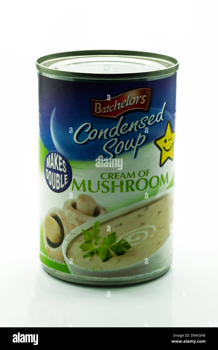 Boîte de soupe condensée crème de champignons célibataires prennent de découper le fond blanc copy space Banque D'Images