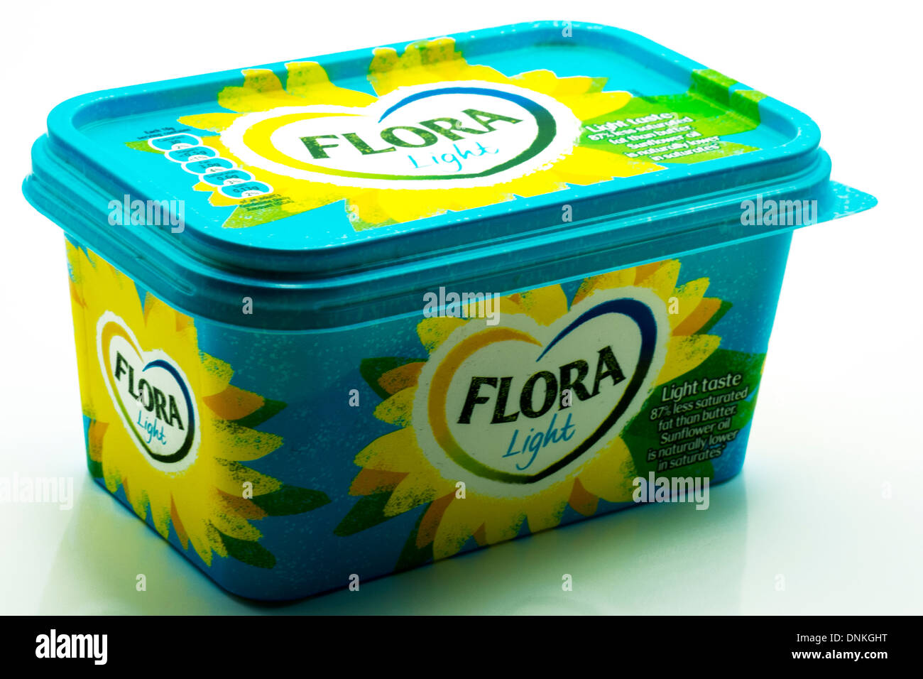 Cuve en plastique de 500 grammes de margarine « Flora margarine » découpée espace de copie fond blanc, margarine Flora, cuve de margarine Flora, cuve de margarine, Banque D'Images