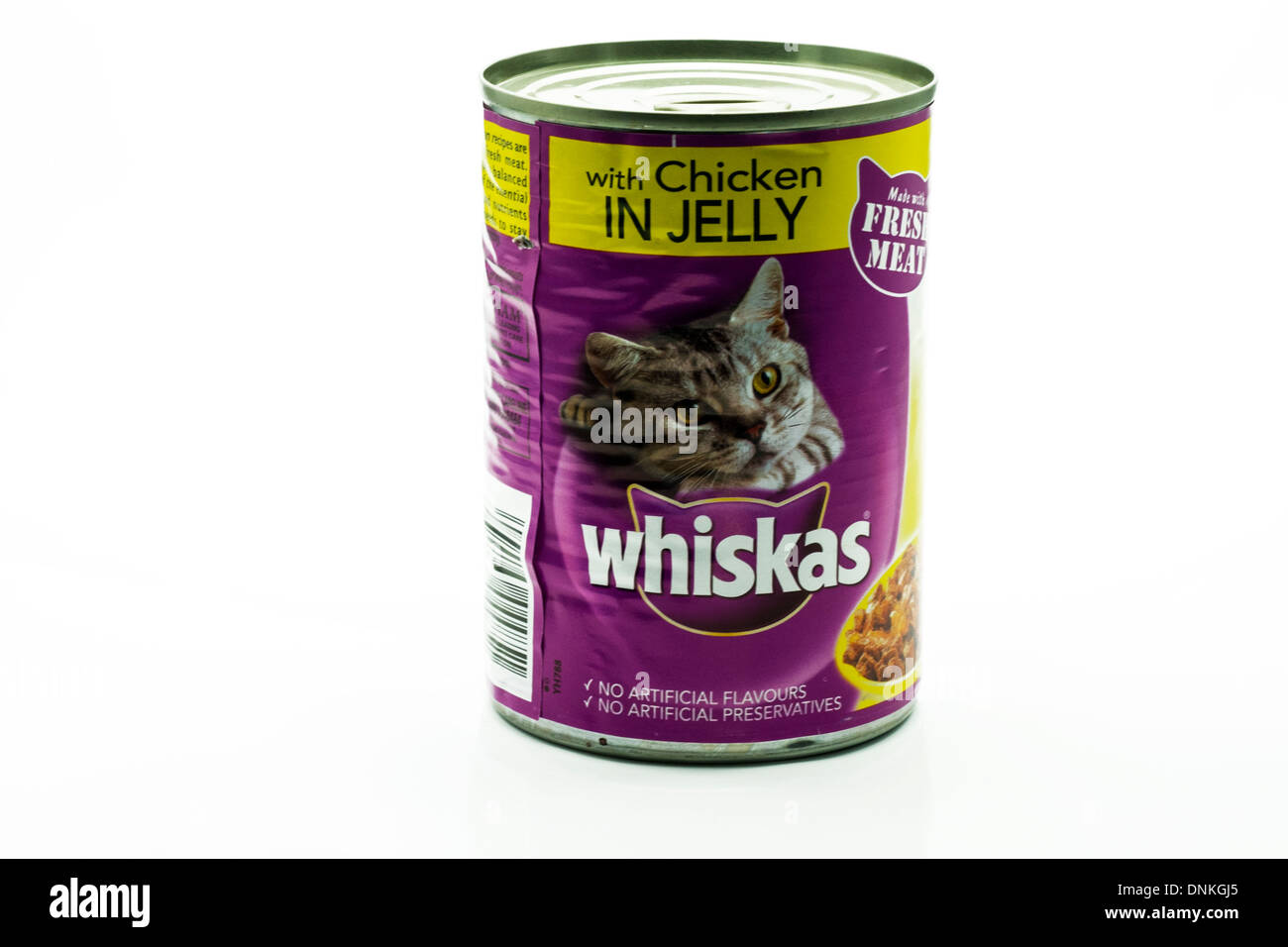 La nourriture pour chat Whiskas dans tin poulet en jelly découper fond blanc copy space Banque D'Images