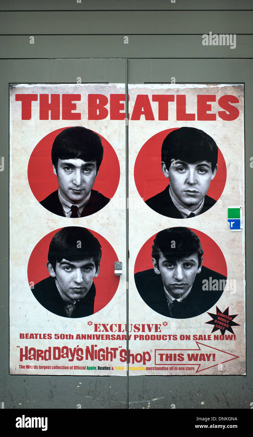 Affiche publicitaire de la Beatles sur le côté d'un immeuble dans Mathew Street, Liverpool, England, UK Banque D'Images