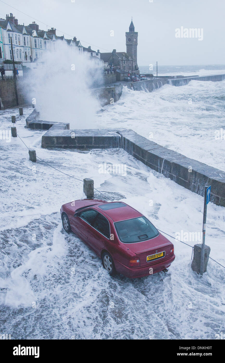 D'énormes vagues de tempête d'engloutir une voiture garée sur le quai à Porthleven Banque D'Images