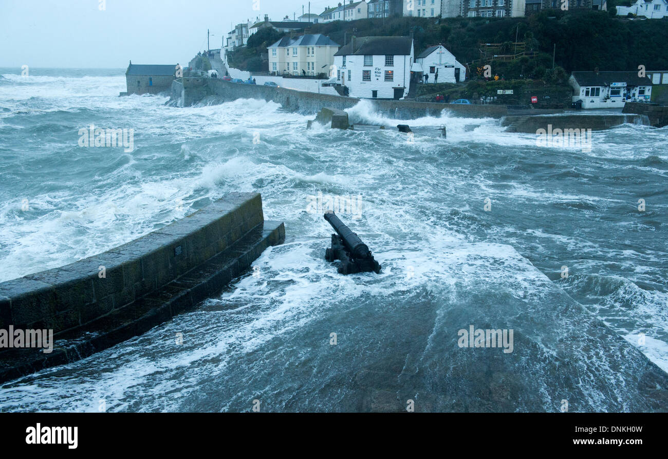 Porthleven, Cornwall, UK. 06Th Jan, 2014. Des vagues énormes ont fait ressortir de nombreux nouveaux ans Programme météo à Porthleven Harbour Crédit : Bob Sharples/Alamy Live News Banque D'Images