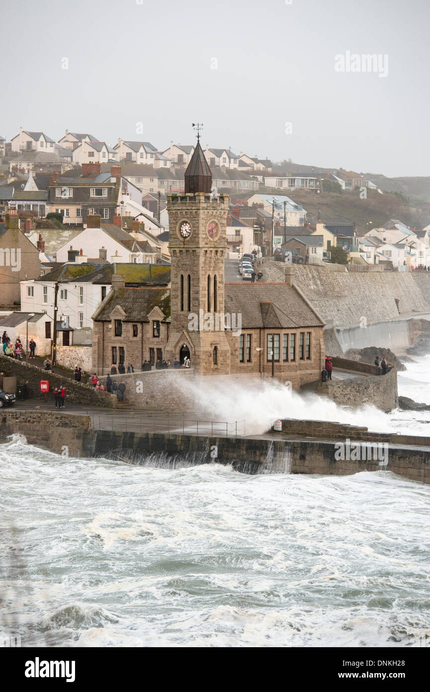 Les vagues déferlent massive en Porthleven pendant une tempête hivernale, dans le port/zone de la tour de l'horloge Banque D'Images