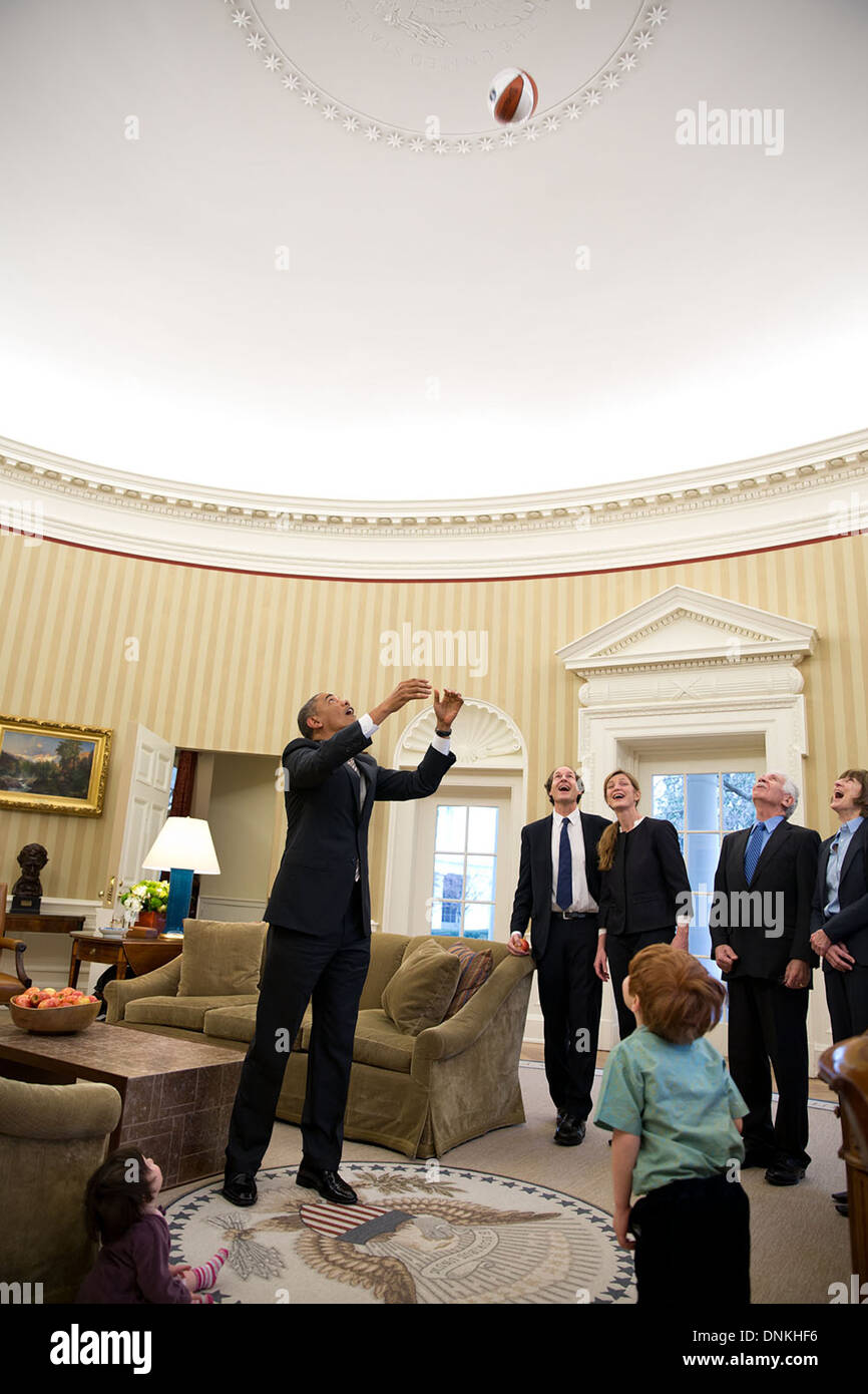 Le président américain Barack Obama montre Cass Sunstein, Samantha Power et ses enfants à quelle hauteur le plafond du bureau ovale de la Maison Blanche est en lançant un terrain de basket-ball pour voir s'il pouvait le toucher, le 22 février 2013 à Washington, DC. Banque D'Images