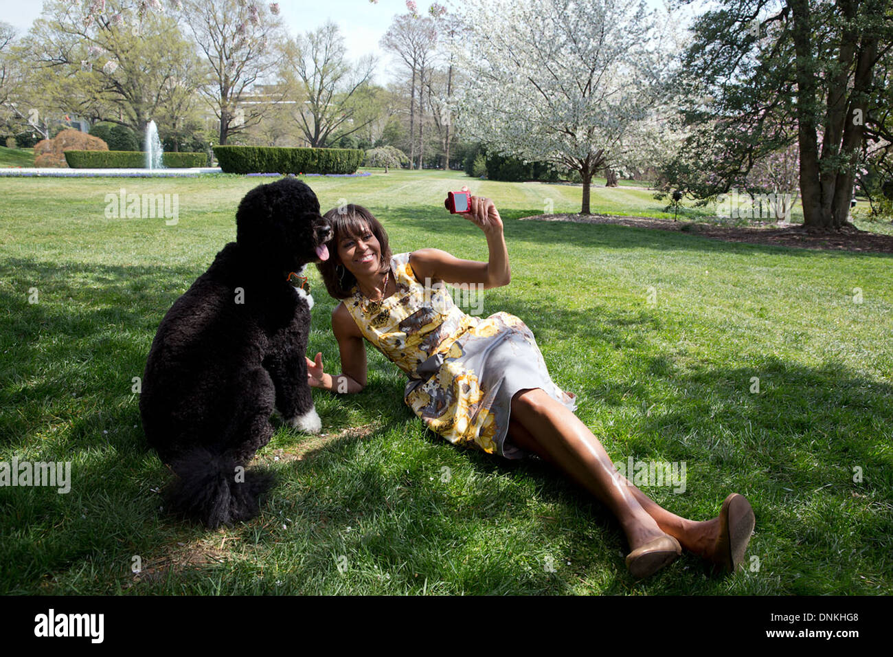 Première Dame Michelle Obama a pris un de ses selfies et chien de la famille Bo sur la pelouse Sud de la Maison Blanche le 11 avril 2013 à Washington, DC. Banque D'Images
