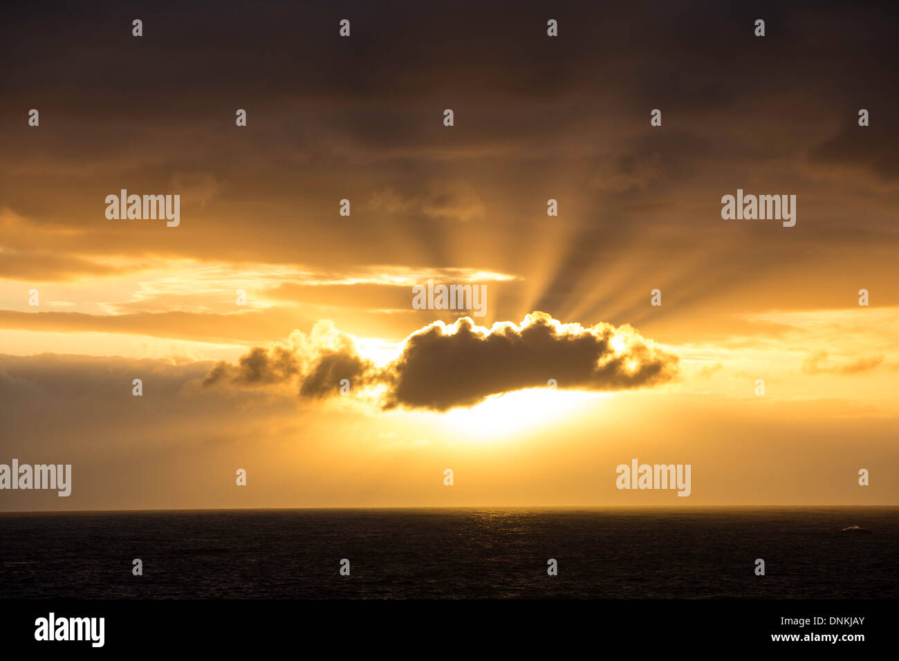 Soleil de minuit derrière cloud dans les îles Lofoten, Norvège Banque D'Images