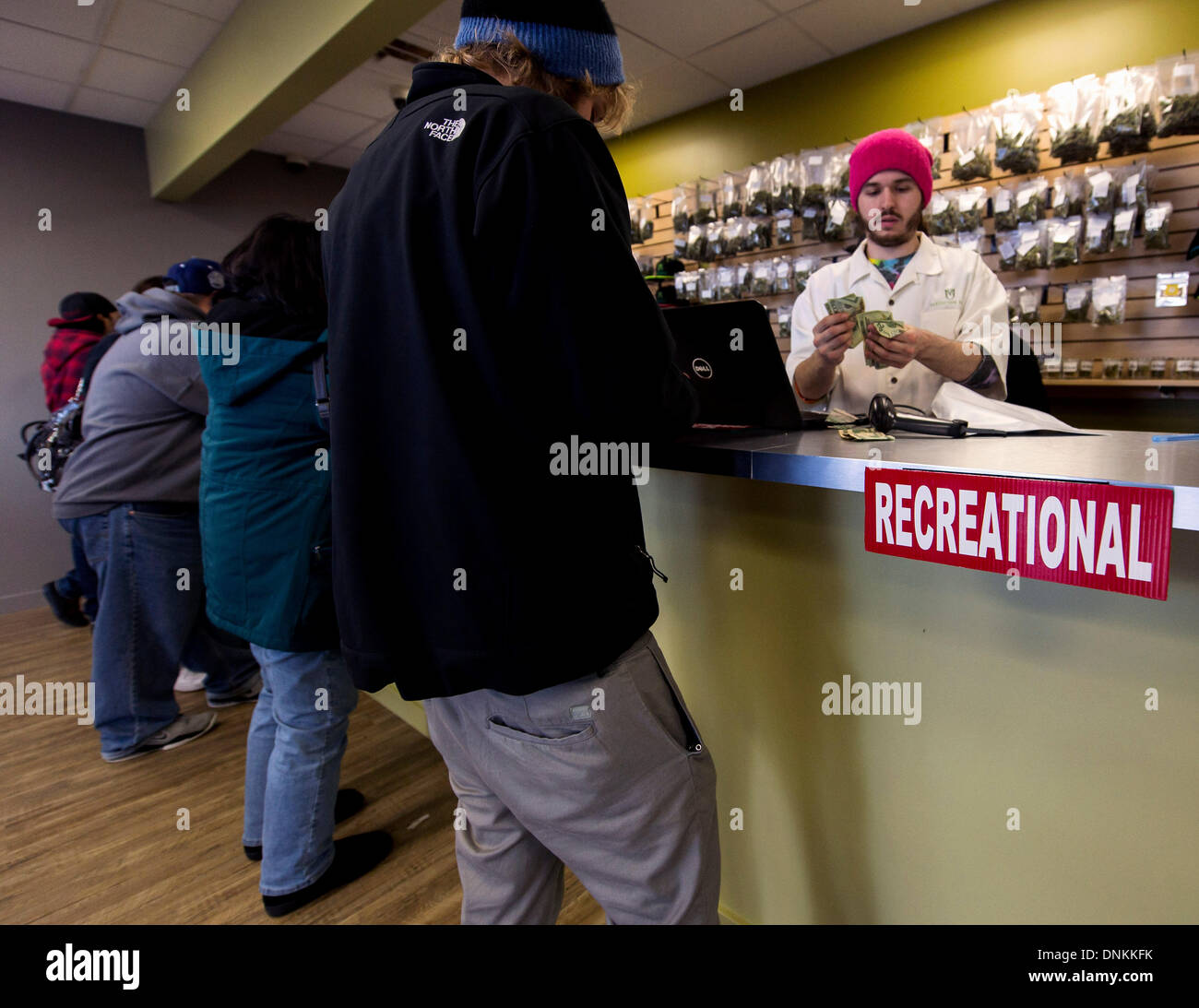 Denver, Colorado, États-Unis. 06Th Jan, 2014. Les clients achètent les produits de la marijuana au dispensaire de l'homme médecin le premier jour d'une licence de vente de loisirs pour adultes. Crédit : Brian Cahn/ZUMAPRESS.com/Alamy Live News Banque D'Images