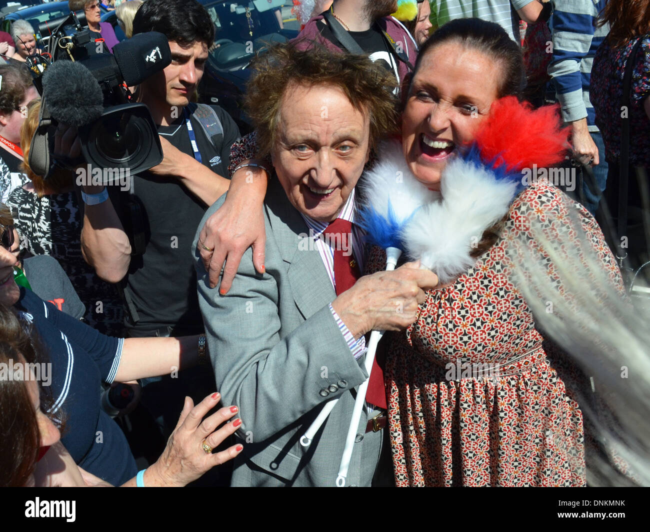 Ken Dodd posant avec un ventilateur en frêne épineux, Liverpool pendant le relais de la flamme des Jeux Olympiques de 2012. Banque D'Images