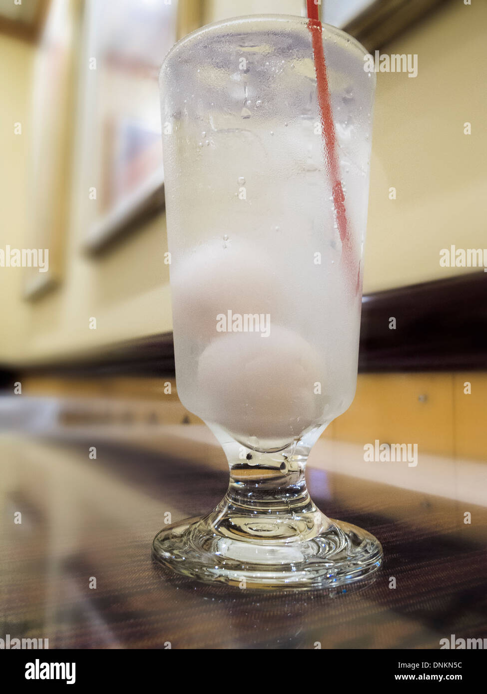 Une glace froide rafraîchissante boisson à base de litchi trempé dans du club soda Banque D'Images