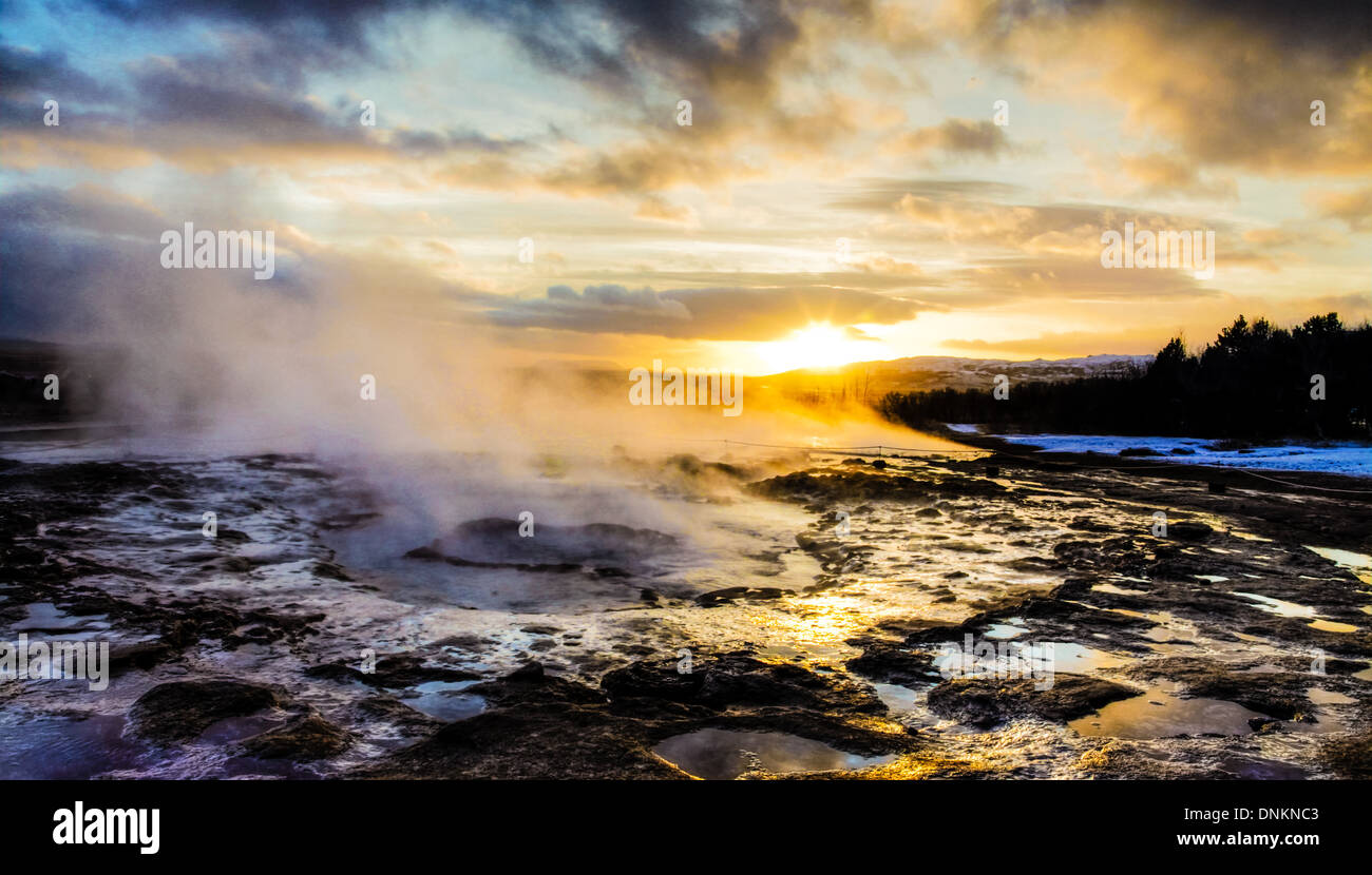 Le Geyser en Islande dans le Golden Sunset light Banque D'Images