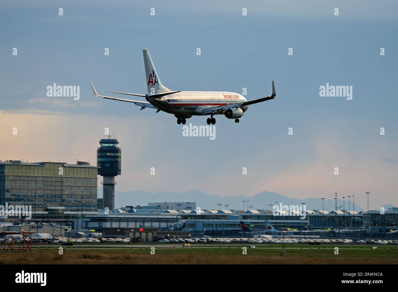Un Boeing 737-823 d'American Airlines (WL) N934un avion en approche finale pour l'atterrissage à l'Aéroport International de Vancouver Banque D'Images