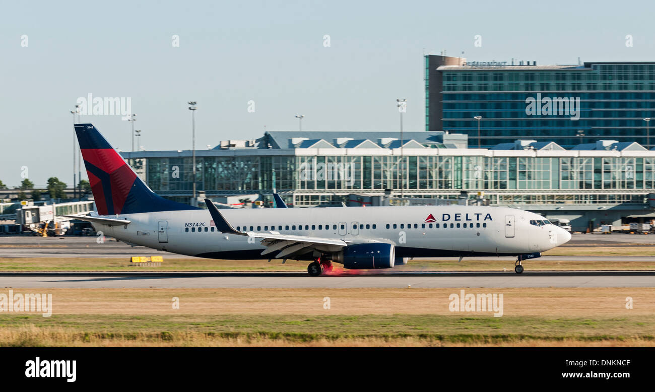 Delta Air Lines Boeing 737 avion N3742C L'atterrissage de l'Aéroport International de Vancouver, la borne de la piste de l'aéroport Banque D'Images
