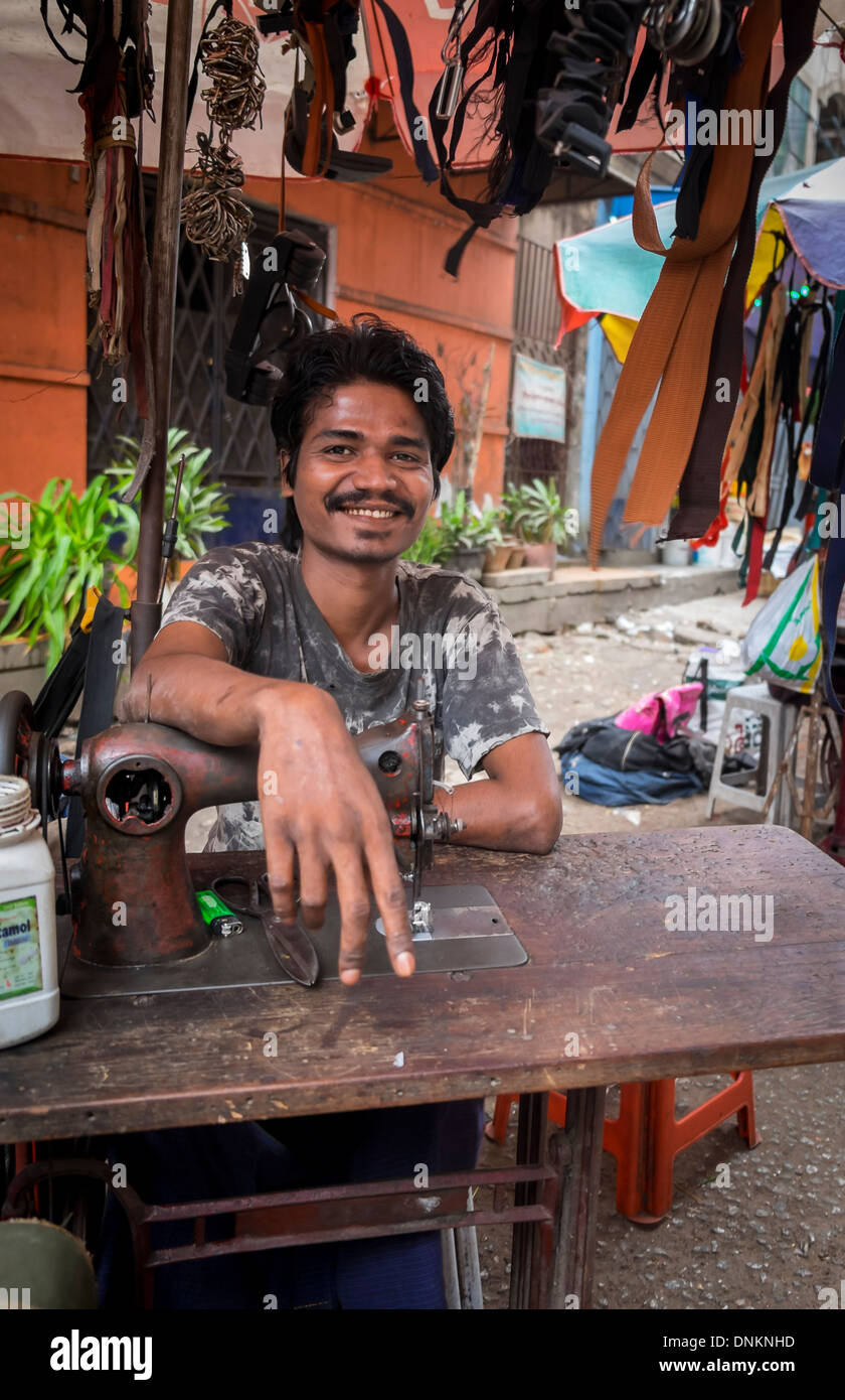 YANGON, MYANMAR - CIRCA DÉCEMBRE 2013 : Modifications de l'offre sur mesure de la rue du marché de Yangon Banque D'Images