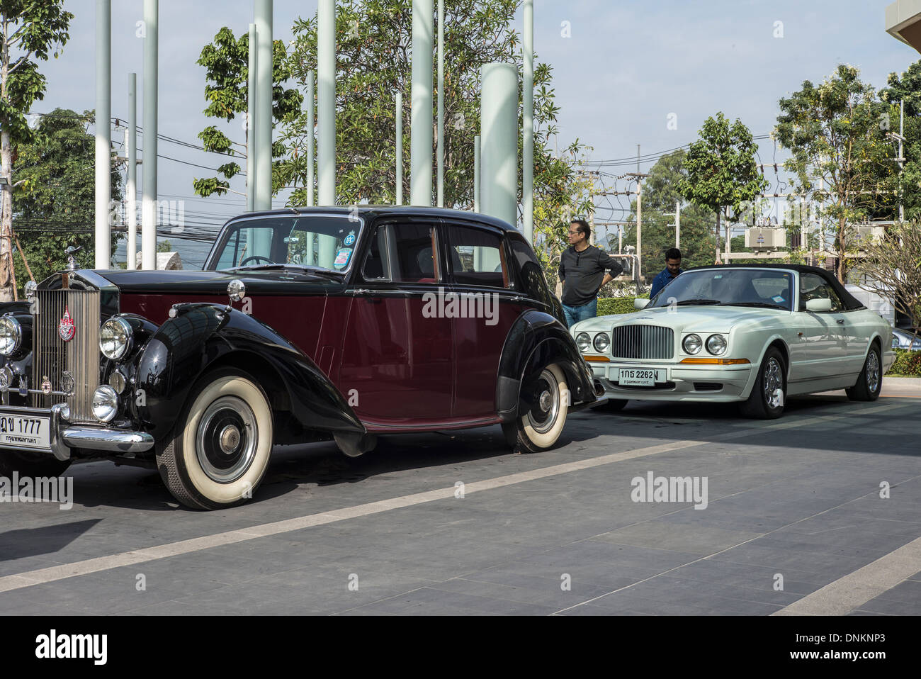 Vintage 1951 Rolls Royce Silver Dawn et Bentley Azure moderne fournissant un exemple intéressant de véhicule de l'évolution. Banque D'Images