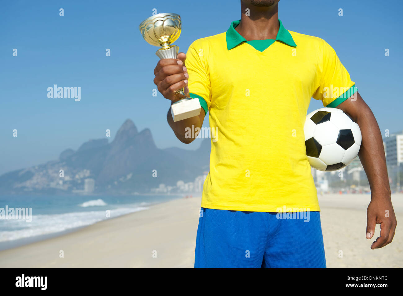 Champion Brazilian soccer player holding trophy et du football de plage d'Ipanema Rio de Janeiro Brésil Banque D'Images
