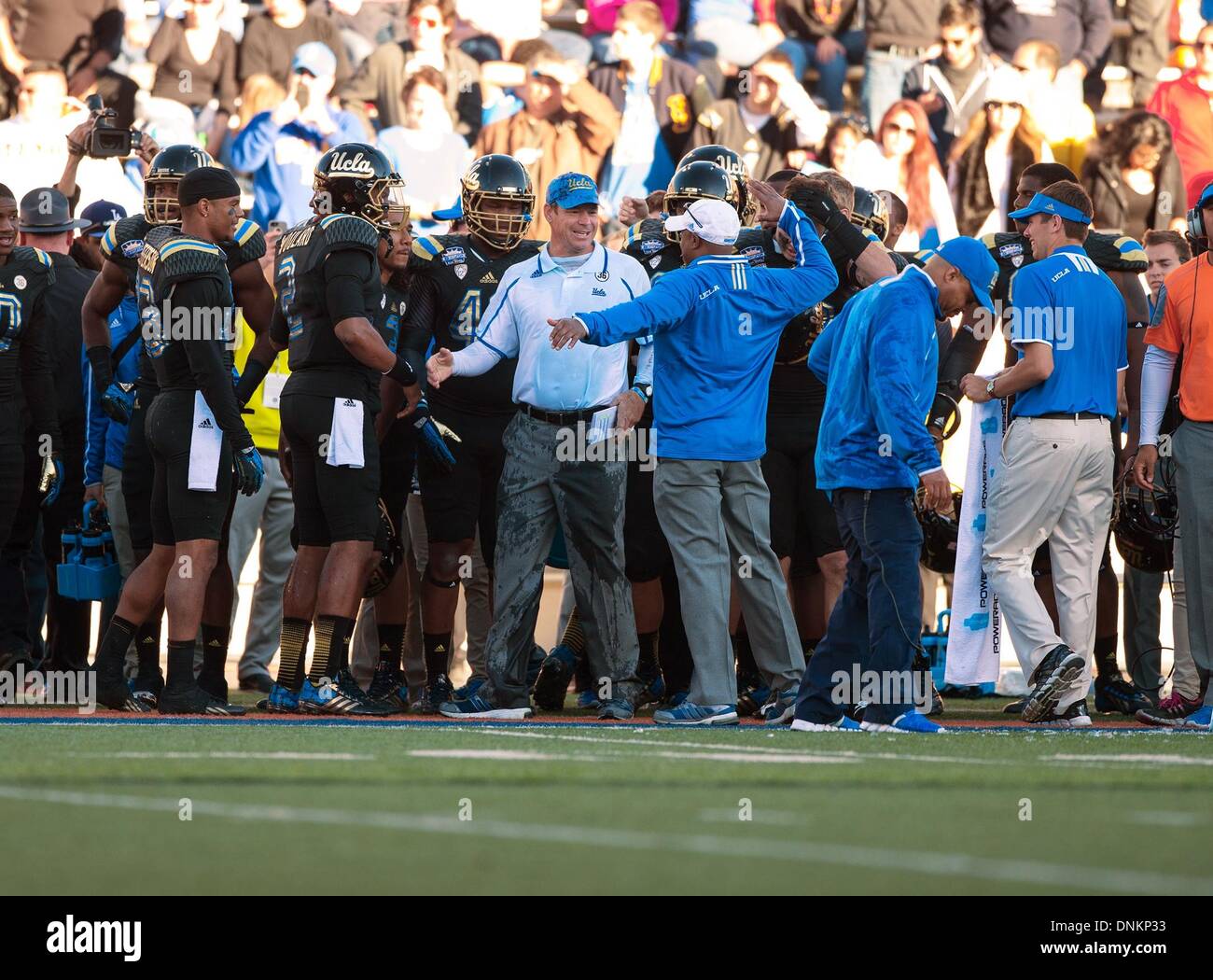 El Paso, Texas, USA. 31 Dec, 2013. 31 décembre 2013 El Paso, Texas.UCLA entraîneur en chef Jim Mora obtient la victoire après la douche UCLA contre Virginia Tech match de football. L'UCLA Bruins défait les Virginia Tech Hokies 42-12 le Mardi, Décembre 31, 2013 Hyundai dans le Rose Bowl de Pasadena, Californie. (Crédit obligatoire : Juan Lainez / MarinMedia.org / Cal Sport Media) (photographe complet, et de crédit crédit obligatoire) : csm/Alamy Live News Banque D'Images