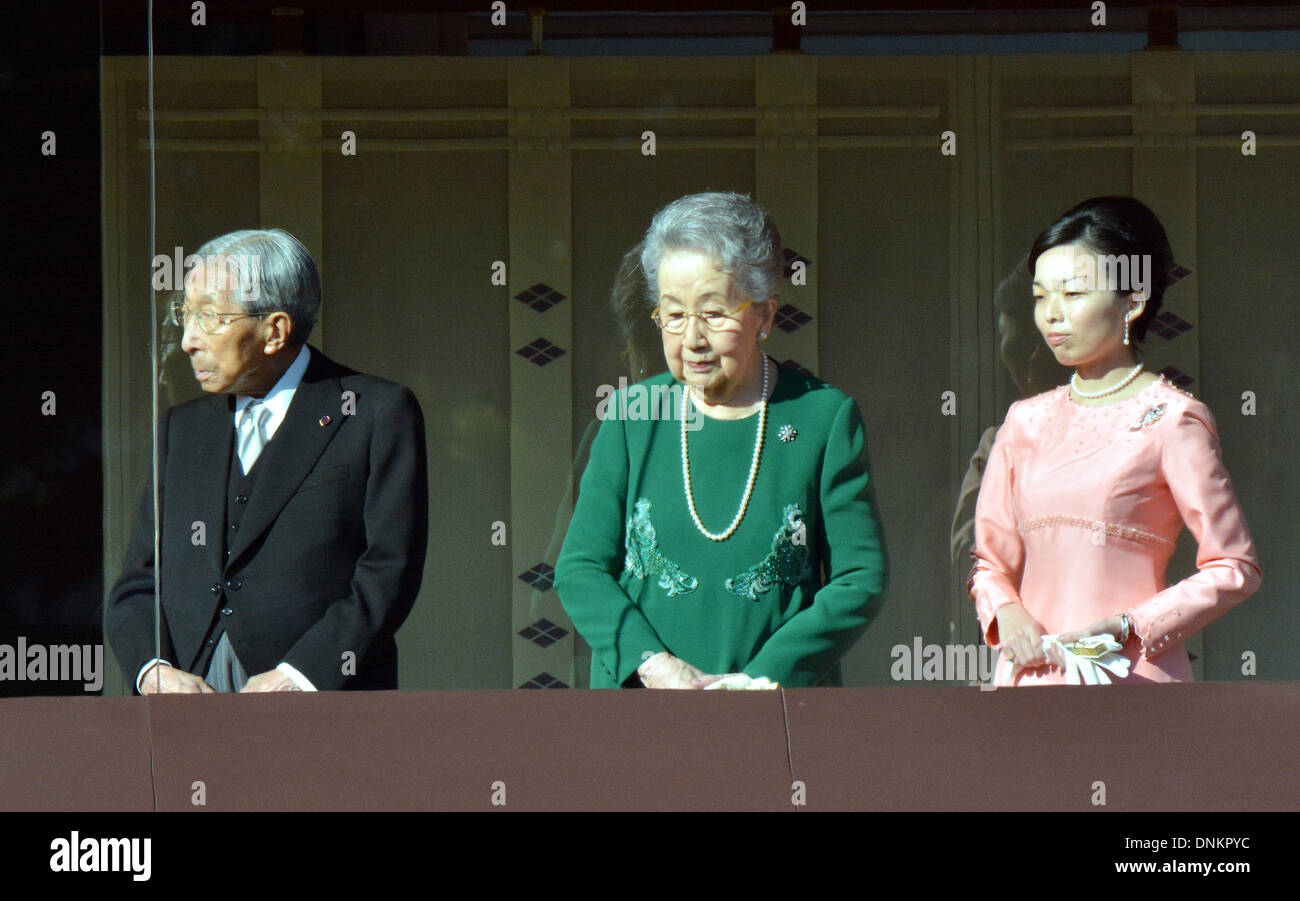 Tokyo, Japon. 2 Jan, 2014. Le Japon's Prince Mikasa, son épouse la princesse Yuriko et la Princesse Akiko vague de sympathisants avec l'empereur Akihito et les autres membres de la famille royale depuis le balcon du Palais Impérial au cours d'une apparition publique du Nouvel An à Tokyo le mercredi, Janvier 2, 2014. Credit : Natsuki Sakai/AFLO/Alamy Live News Banque D'Images