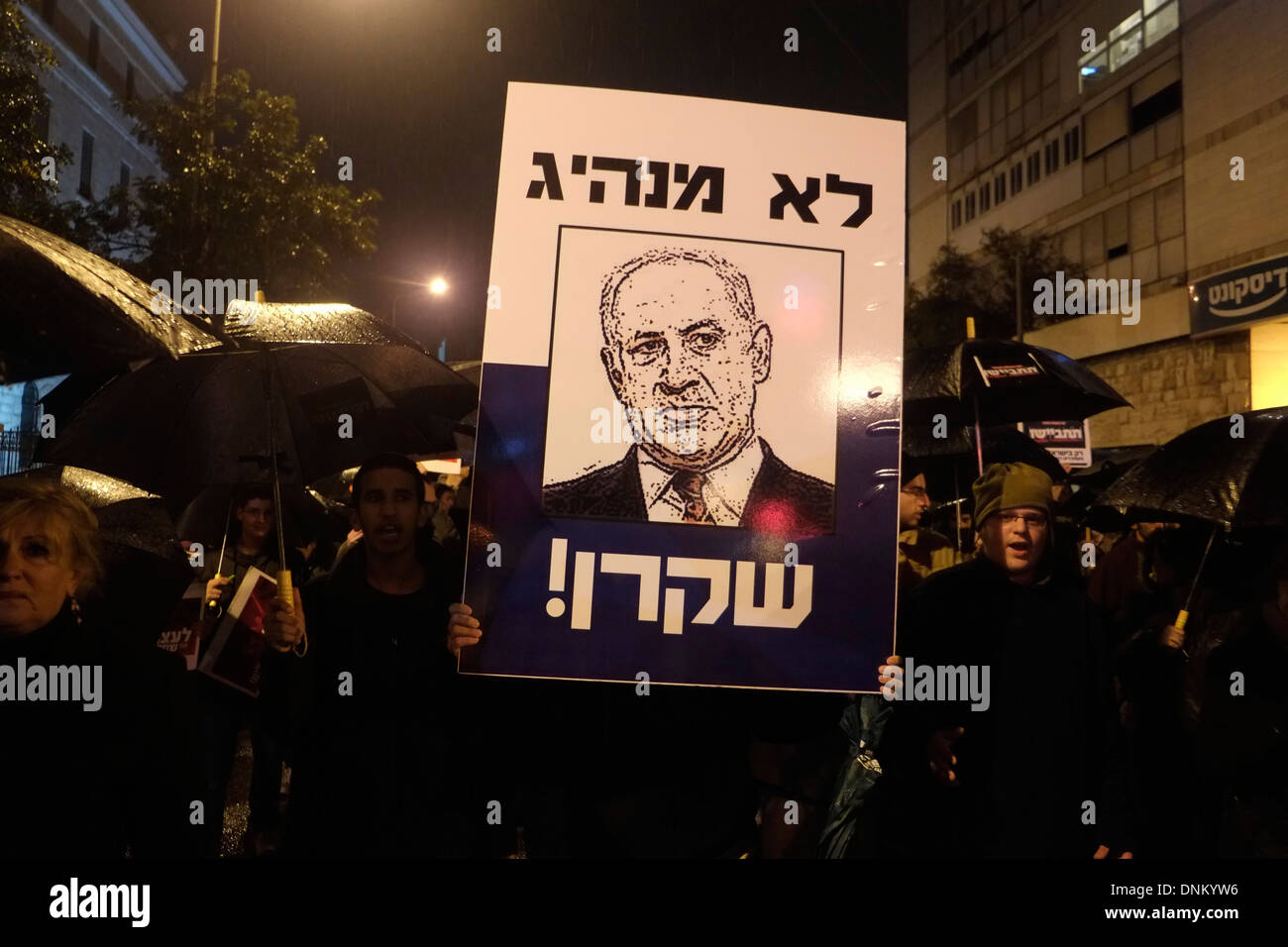 Les manifestants holding a placard portant l'image du premier ministre israélien Benjamin Netanyahu d'un écrit en hébreu qui se lit pas un chef, menteur ! Au cours d'un rassemblement organisé par des proches de victimes de la terreur contre la libération de prisonniers palestiniens à Jérusalem Israël Banque D'Images