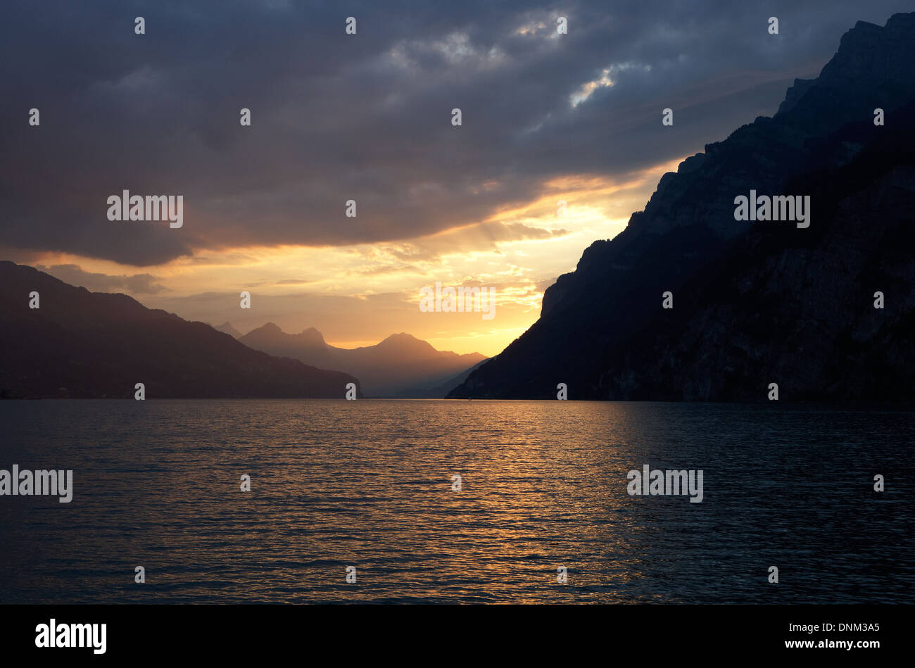 Walenstedt, Suisse, coucher du soleil et au crépuscule au lac de Walenstadt Banque D'Images