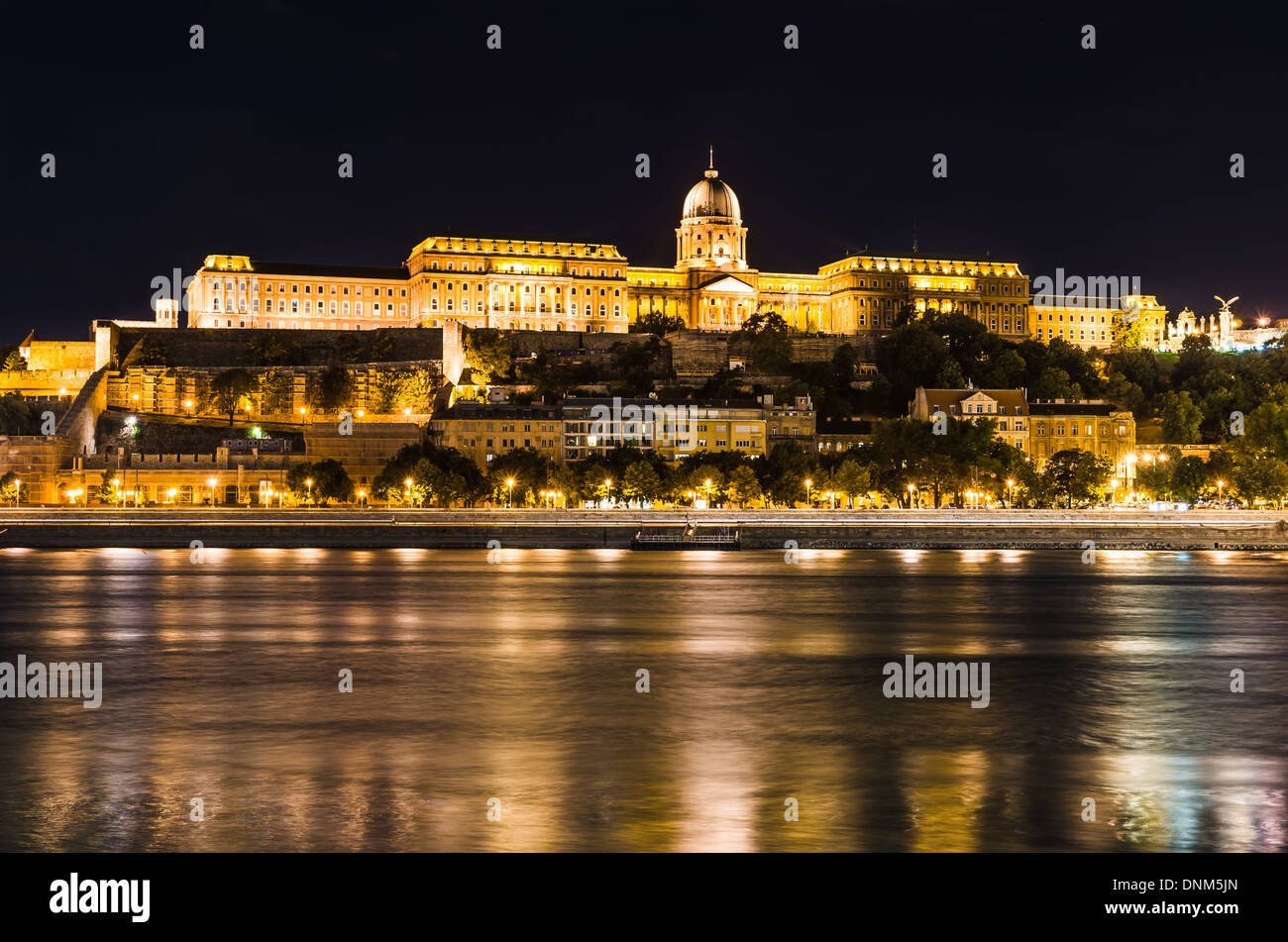 Budapest, Hongrie. Vue de nuit sur le château de Buda du Danube. Banque D'Images