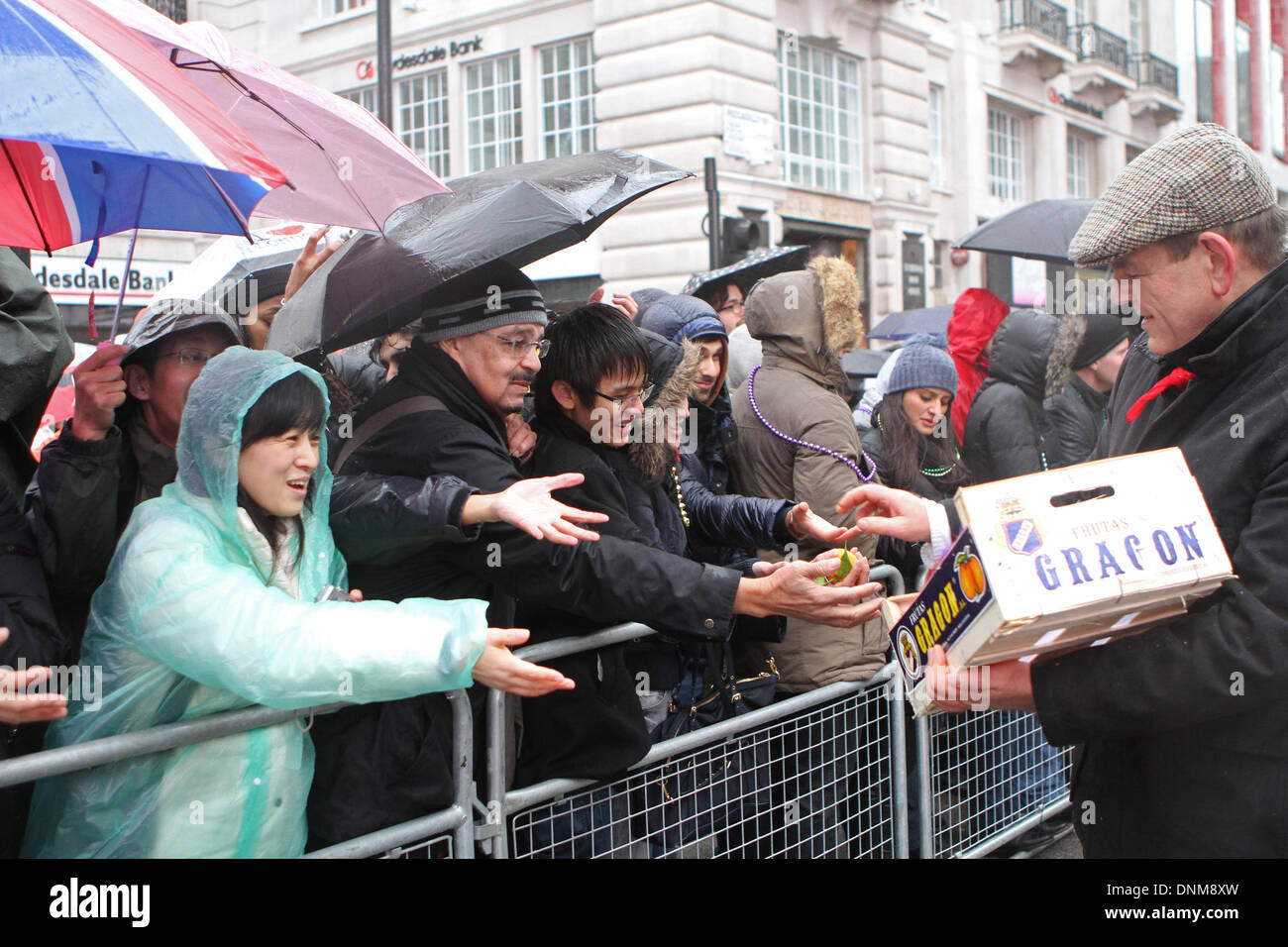 London,UK,1er janvier 2014,distribuant des satsumas au London's New Year's Day Parade 2014 Credit : Keith Larby/Alamy Live News Banque D'Images