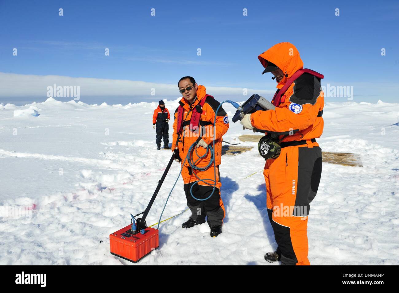 L'antarctique. 2 Jan, 2014. Les sauveteurs chinois préparer pour secourir les passagers à bord du navire russe piégé MV Akademik Shokalskiy au large de l'Antarctique, le 2 janvier 2014. Les passagers à bord d'Akademik Shokalskiy ont été transférés par hélicoptère chinois à la surface de la glace près de navire de sauvetage australien Aurora Australis le jeudi après le navire russe est resté pris dans la glace de mer au large de l'Antarctique. Credit : Zhang Jiansong/Xinhua/Alamy Live News Banque D'Images