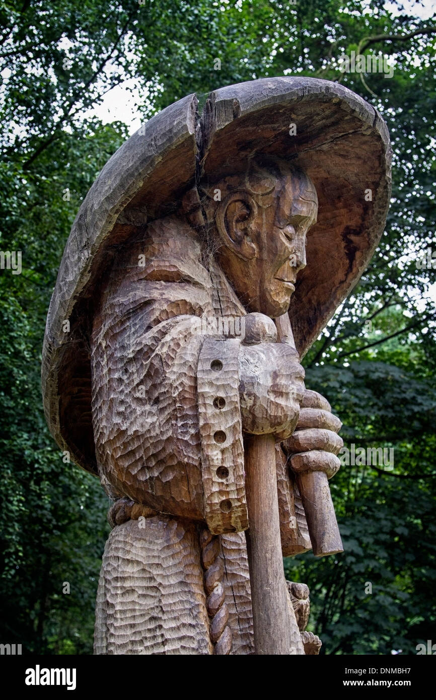 La sculpture sur bois de vieil homme dans les bois à Sandringham Estate à Norfolk, en Angleterre. Banque D'Images