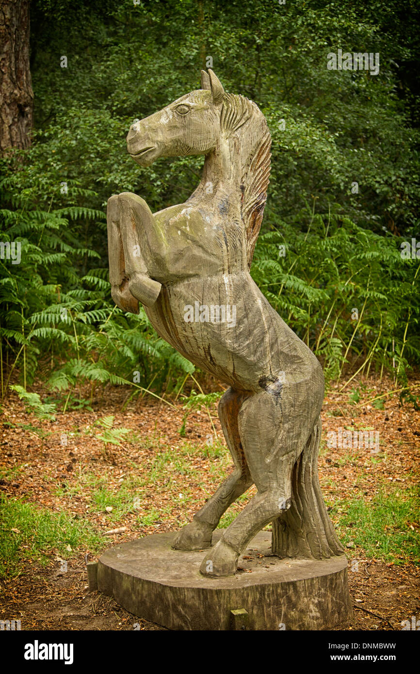 La sculpture sur bois de cheval en bois à Sandringham Estate à Norfolk, en Angleterre. Banque D'Images
