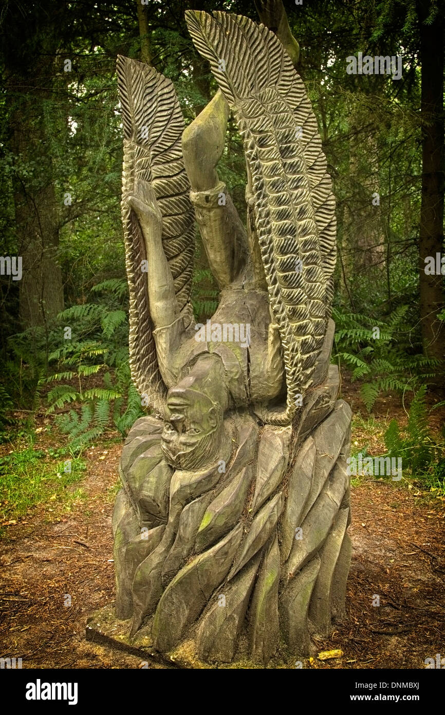 La sculpture sur bois de la chute d'Icare dans les bois à Sandringham Estate à Norfolk, en Angleterre. Banque D'Images