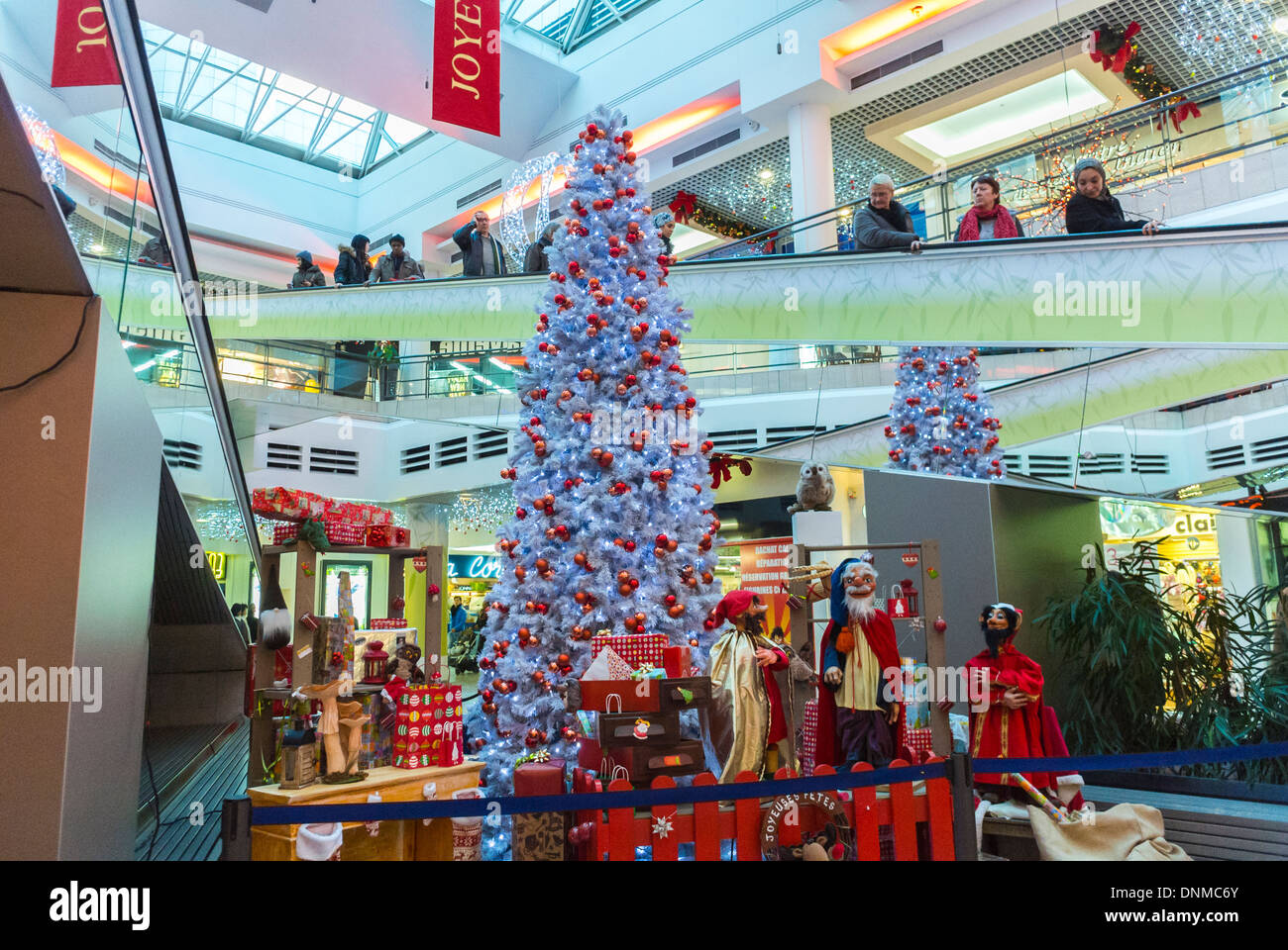Montreuil, France, Noël décorations à l'intérieur du centre commercial en  banlieue de Paris 'la Grande porte' NOËL À PARIS Photo Stock - Alamy