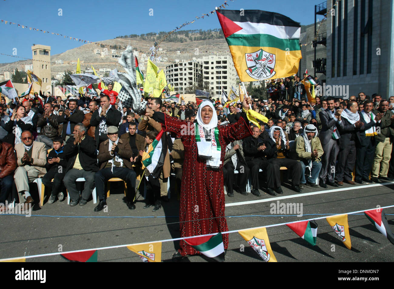 Naplouse, Cisjordanie, territoire palestinien. 2 Jan, 2014. Palestiniens vague des drapeaux palestiniens pendant un rassemblement pour marquer le 49e anniversaire de la formation du mouvement Fatah dans la ville de Cisjordanie Naplouse , 02 janvier 2014 : Crédit Nedal Eshtayah ZUMAPRESS.com/Alamy Images/APA/Live News Banque D'Images