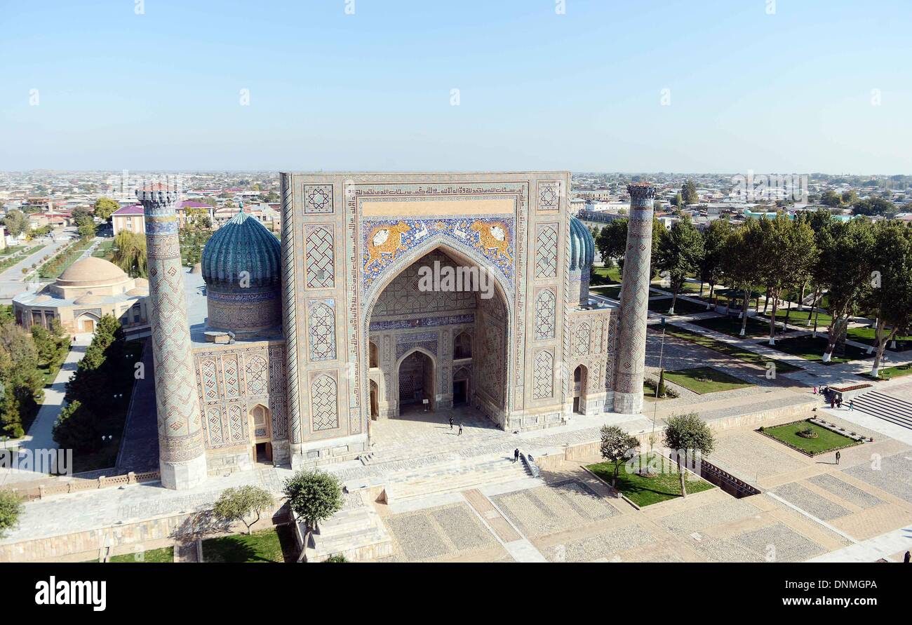 Tachkent. 2 Jan, 2014. La photo prise le 27 octobre 2013 montre l'Sher-Dor Madrasah dans le Reghistan à Samarkand, Ouzbékistan. Le Registan est le cœur de la ville antique de Samarkand et il est composé de trois bâtiments distincts, y compris de Madrasa Ulugh Beg, Sher-Dor et Tilya-Kori Madrasah, Madrasah. Samarkand est la deuxième plus grande ville de l'Ouzbékistan et la capitale de la province de Samarqand. C'est une ancienne ville sur la route de la soie et d'un port de fusion des cultures du monde. Il est classé parmi les sites du patrimoine mondial par l'UNESCO en 2001. © Sadate/Xinhua/Alamy Live News Banque D'Images