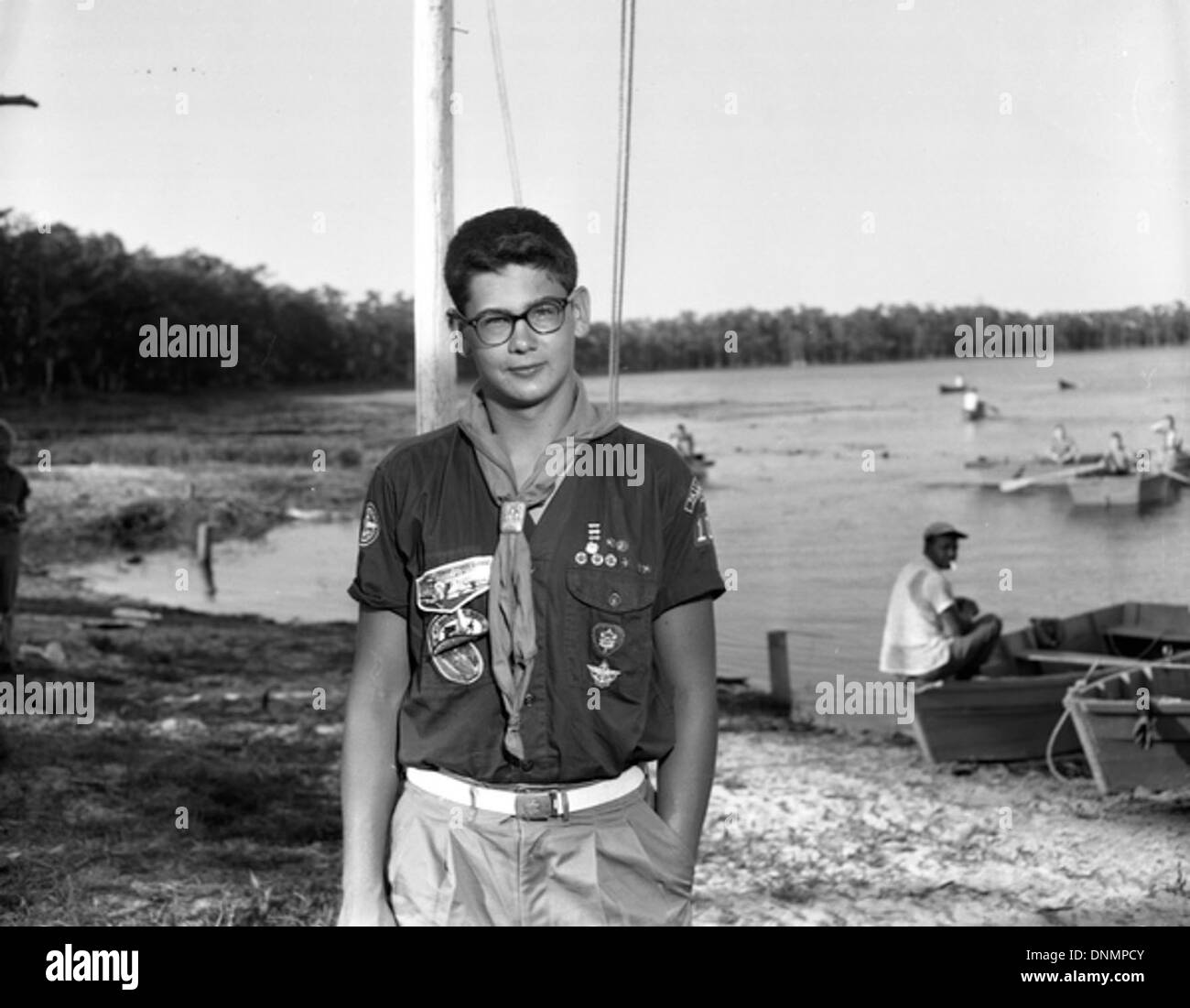 Un Boy Scout non identifié participe à des activités au Camp Semialachee dans le comté de Leon, en Floride, dans les années 1950 Le camp a servi de site important pour les activités de plein air et le scoutisme. Banque D'Images