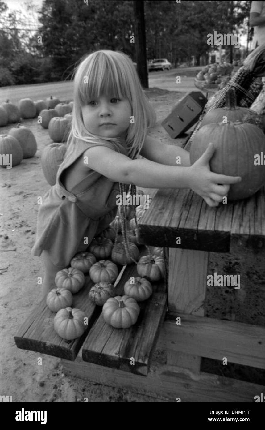 Jeune fille lors d'un stand de citrouille à Tallahassee, Floride Banque D'Images