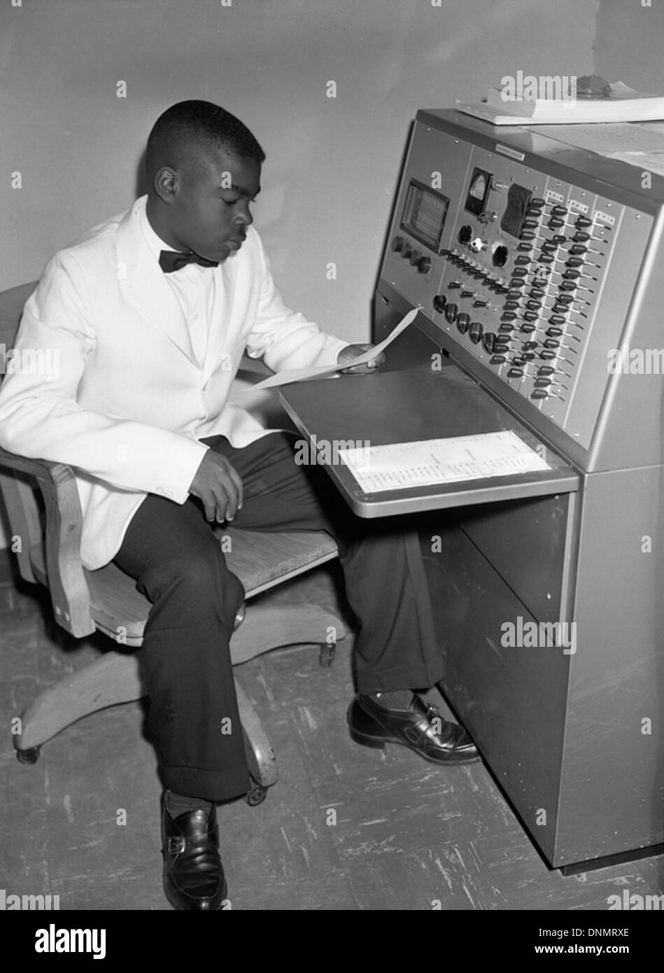 Une photographie d'un étudiant afro-américain non identifié s'adressant au corps étudiant sur le système de sonorisation (P.A.) à Griffin Junior High School à Tallahassee, en Floride au cours des années 1960 L'image fait partie de la collection de la State Library and Archives of Florida. Banque D'Images
