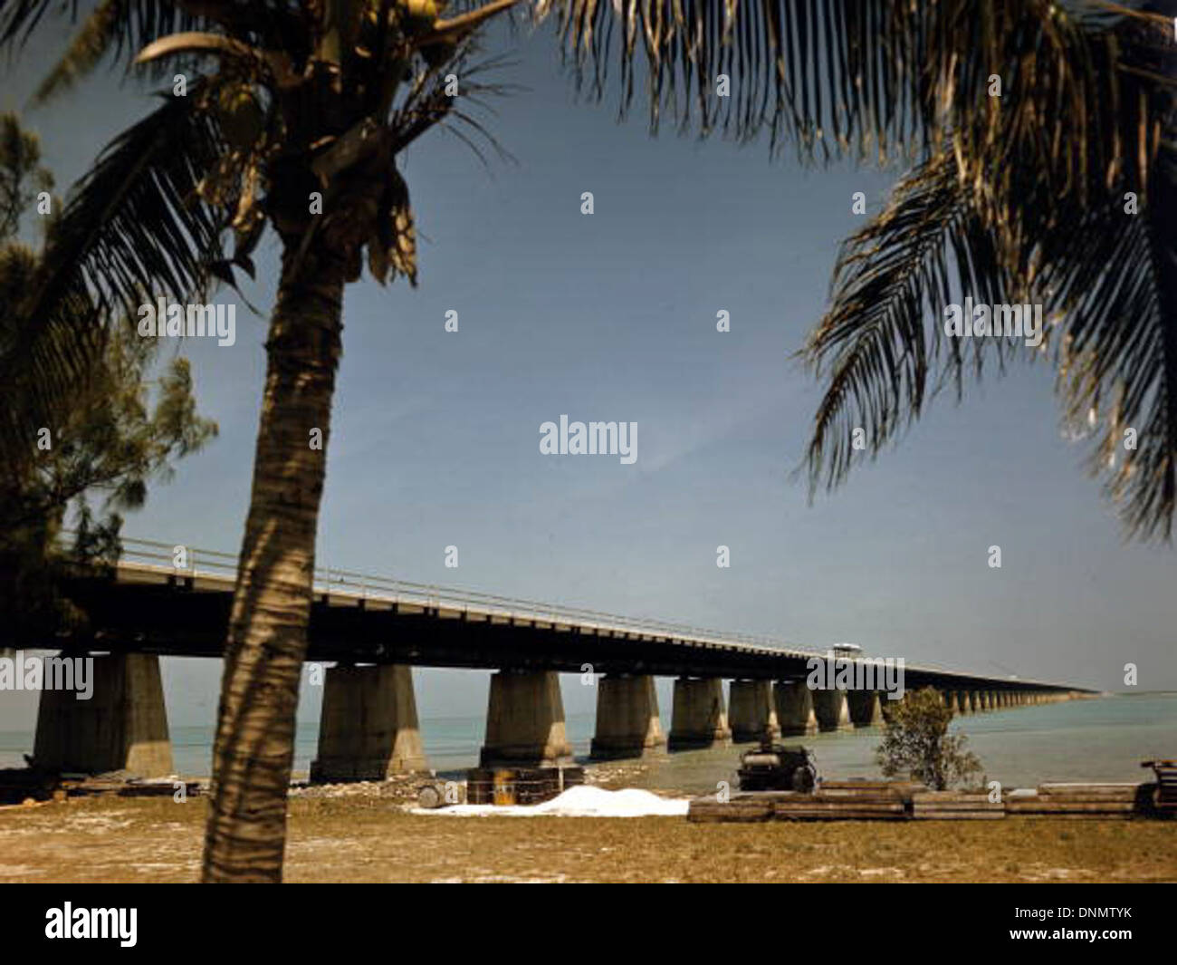 Le Seven Mile Bridge dans les Florida Keys est photographié, mettant en valeur sa structure emblématique et ses environs pittoresques. La photographie de la collection Joseph Janney Steinmetz documente cet exploit d'ingénierie dans le comté de Monroe. Banque D'Images