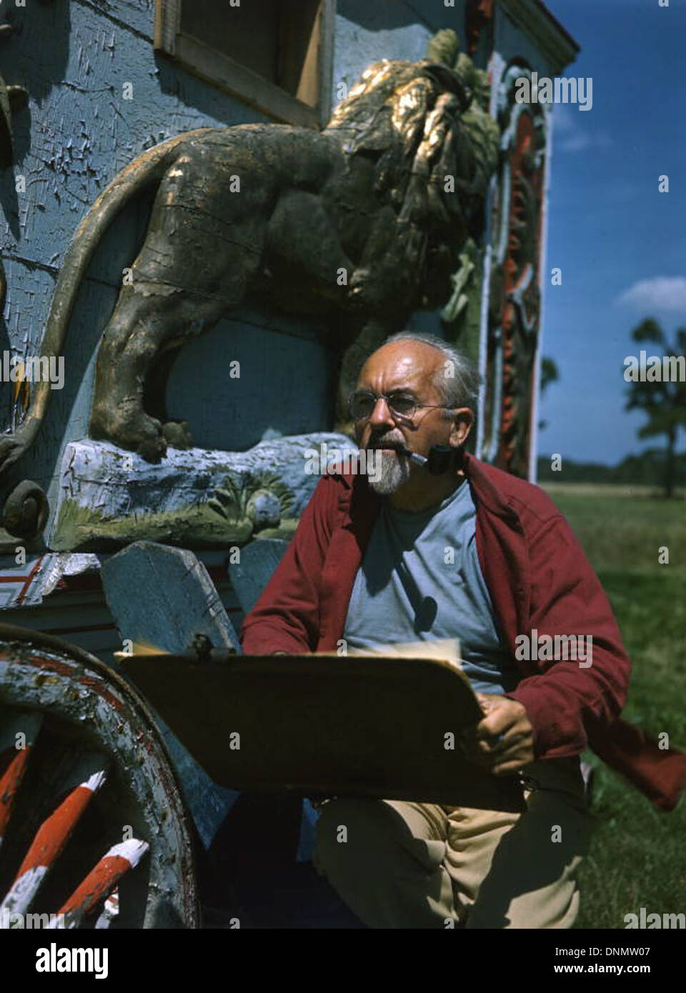 L'artiste Robert Herzberg est montré en train de dessiner à l'extérieur à Sarasota, en Floride, dans les années 1940 Herzberg était connu pour son association avec les frères Ringling et Barnum & Bailey Circus, ce qui se reflète dans ses œuvres. Banque D'Images