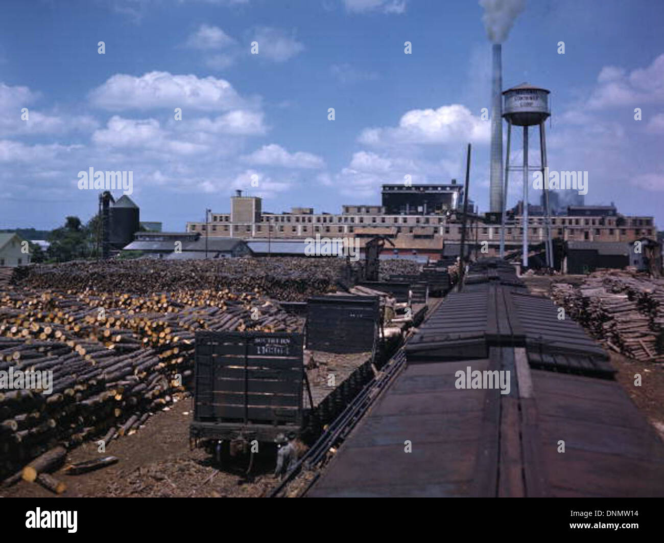 L'usine National Container Corporation à Jacksonville, en Floride, dans les années 1940 Le moulin, un élément clé de l'histoire industrielle de la région, est représenté dans cette photographie de la collection Joseph Janney Steinmetz, qui fait partie de la Bibliothèque d'État et des Archives de Floride. Banque D'Images