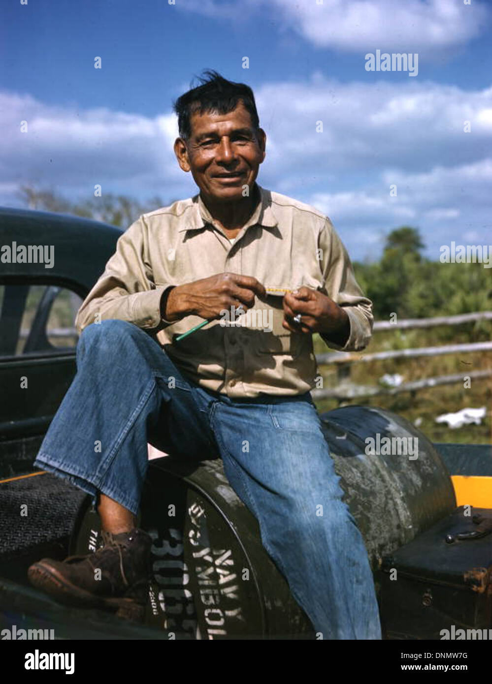 Lonnie Buck est photographié à la réserve indienne Seminole de Brighton en Floride dans les années 1940 La photographie, qui fait partie de la collection Joseph Janney Steinmetz, offre un aperçu de la vie et de la culture séminoles à cette époque. Banque D'Images