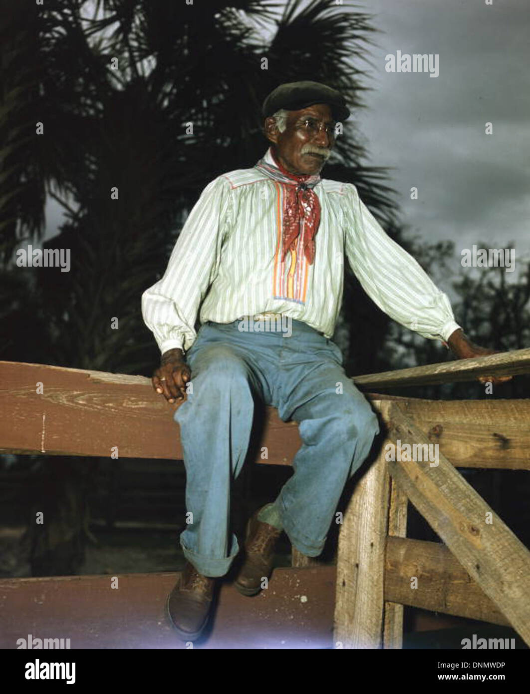 Billy Bowlegs III, un leader séminole, est photographié à la réserve de Brighton en Floride dans les années 1940 Cette image, qui fait partie de la collection Joseph Janney Steinmetz, met en lumière les Séminoles et leur mode de vie dans le comté de Glades. Banque D'Images