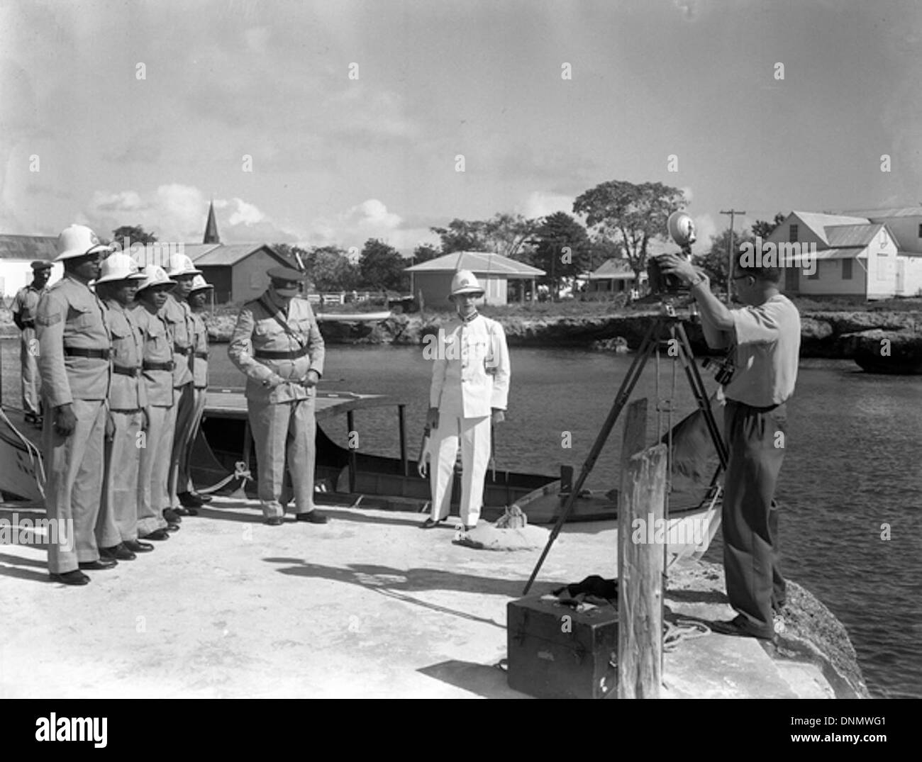 Joe Steinmetz en tenant un portrait de groupe de l'ensemble de la force de police George Town, Îles Caïmans Banque D'Images