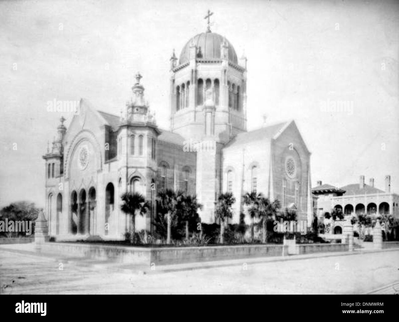 Flagler Memorial Presbyterian Church, situé au 36 Valencia Street à Augustine, Floride, a été construit dans les années 1890 L'église est associée à Henry Flagler et à la Model Land Company Historic District, inscrite sur le registre national des lieux historiques. La photo capture sa beauté architecturale et son importance historique. Banque D'Images Flagler Memorial Presbyterian Church, situé au 36 Valencia Street à Augustine, Floride, a été construit dans les années 1890 L'église est associée à Henry Flagler et à la Model Land Company Historic District, inscrite sur le registre national des lieux historiques. La photo capture sa beauté architecturale et son importance historique. Banque D'Images