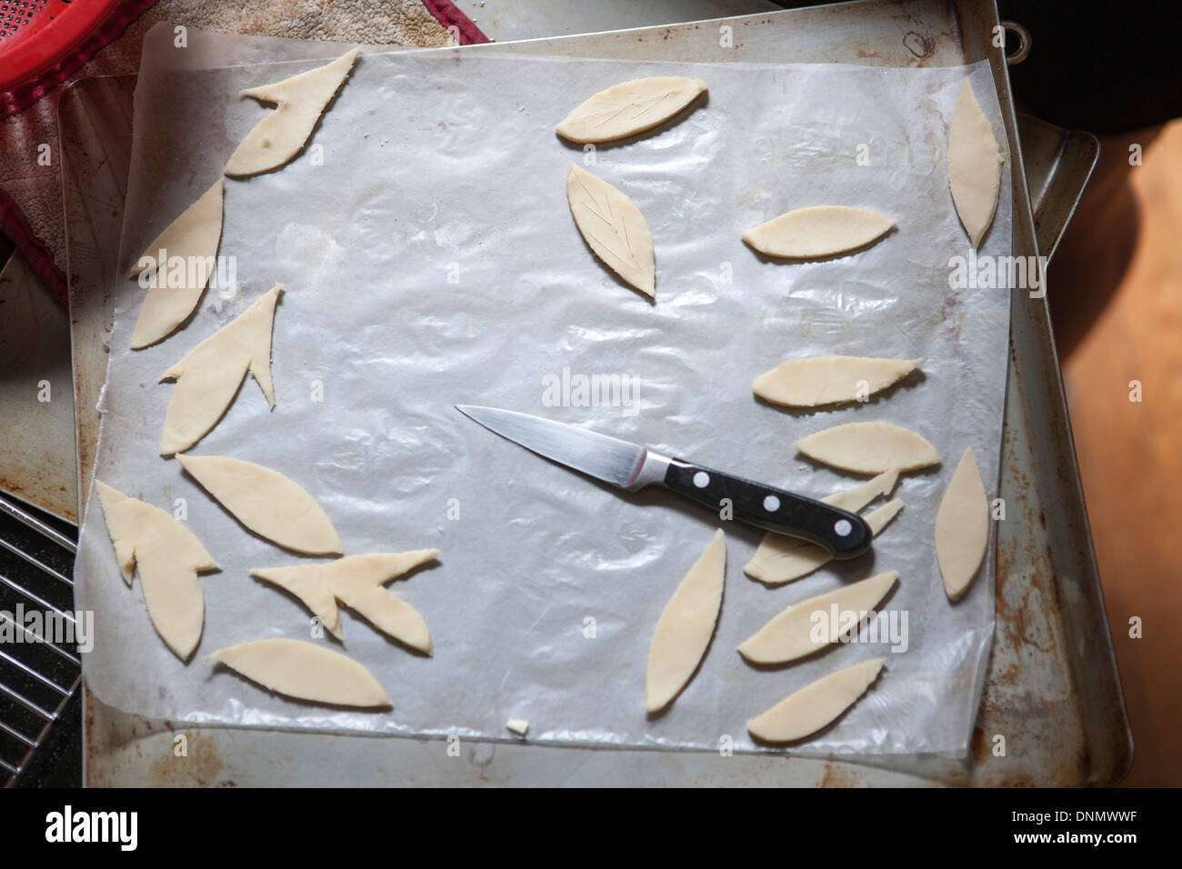 Découpes de feuilles pour la garniture à tarte à la casserole de couteau sur Banque D'Images
