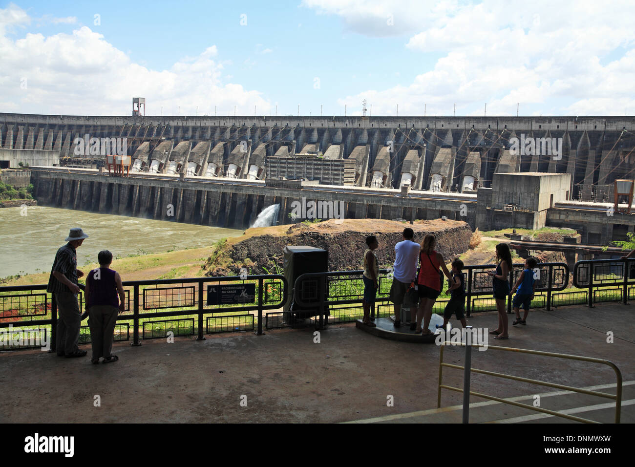 Le Brésil, l'État de Parana, Foz do Iguazu Itaipu power station, de l'eau Banque D'Images