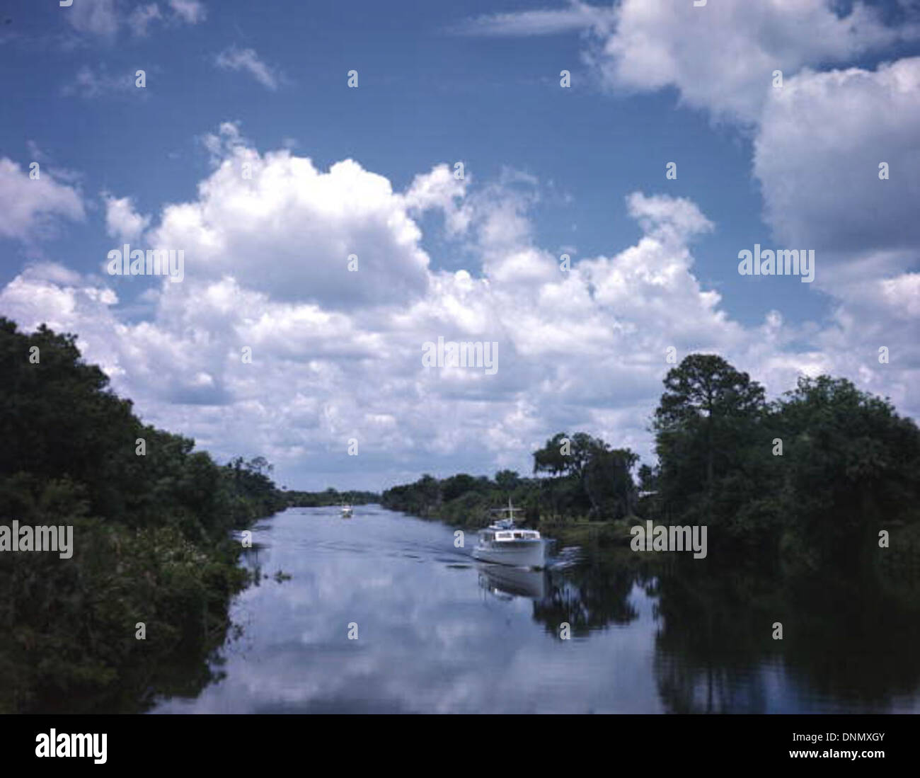 Des bateaux voyagent sur la rivière Caloosahatchee en Floride dans les années 1950 Cette image illustre l'importance de la rivière comme voie navigable intérieure pour les loisirs et les voyages. Banque D'Images