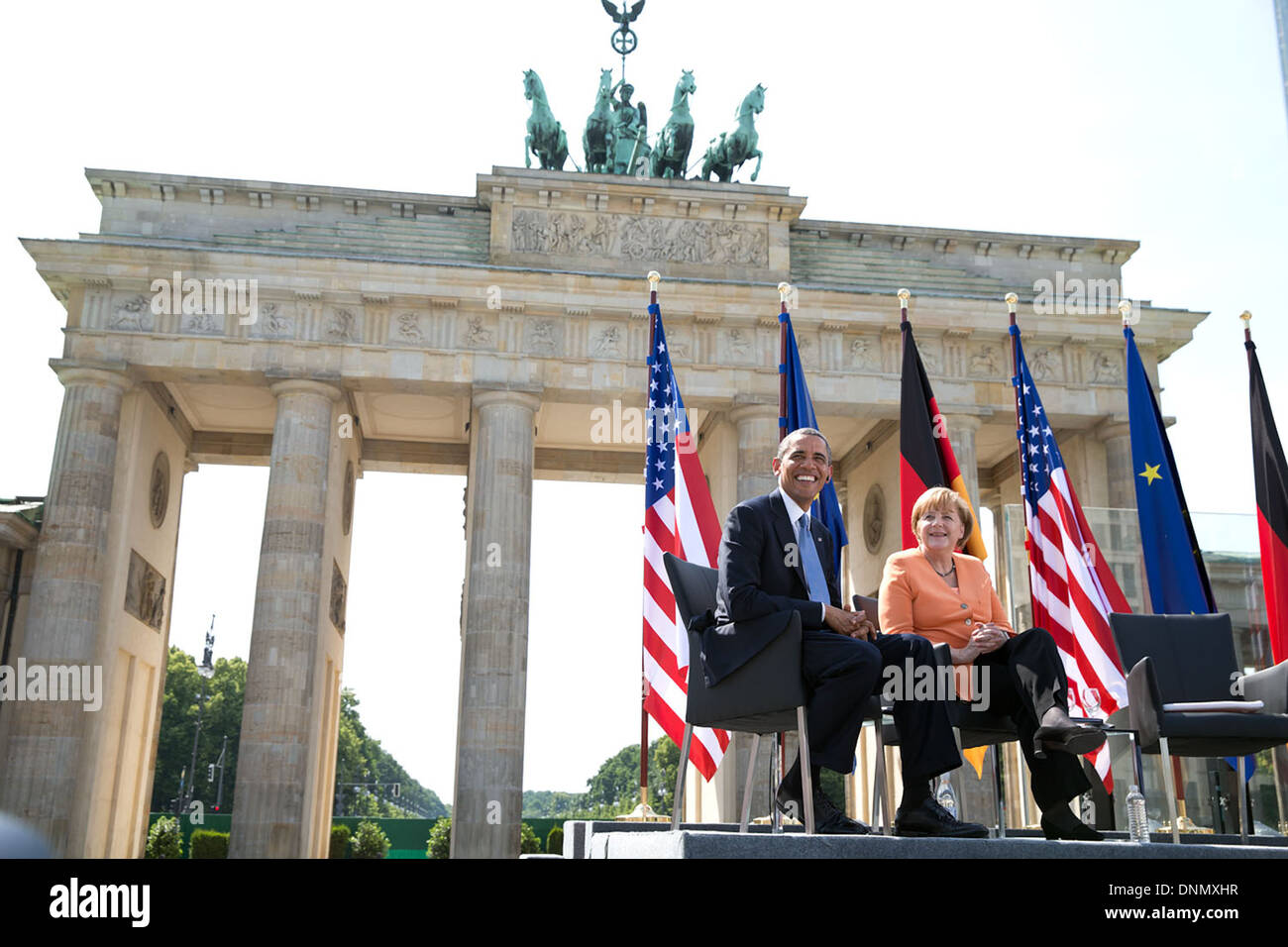 Le président américain Barack Obama et la Chancelière allemande, Angela Merkel, écouter les remarques par Klaus Wowereit, Maire de Berlin à la porte de Brandebourg Le 19 juin 2013 à Berlin, Allemagne. Banque D'Images