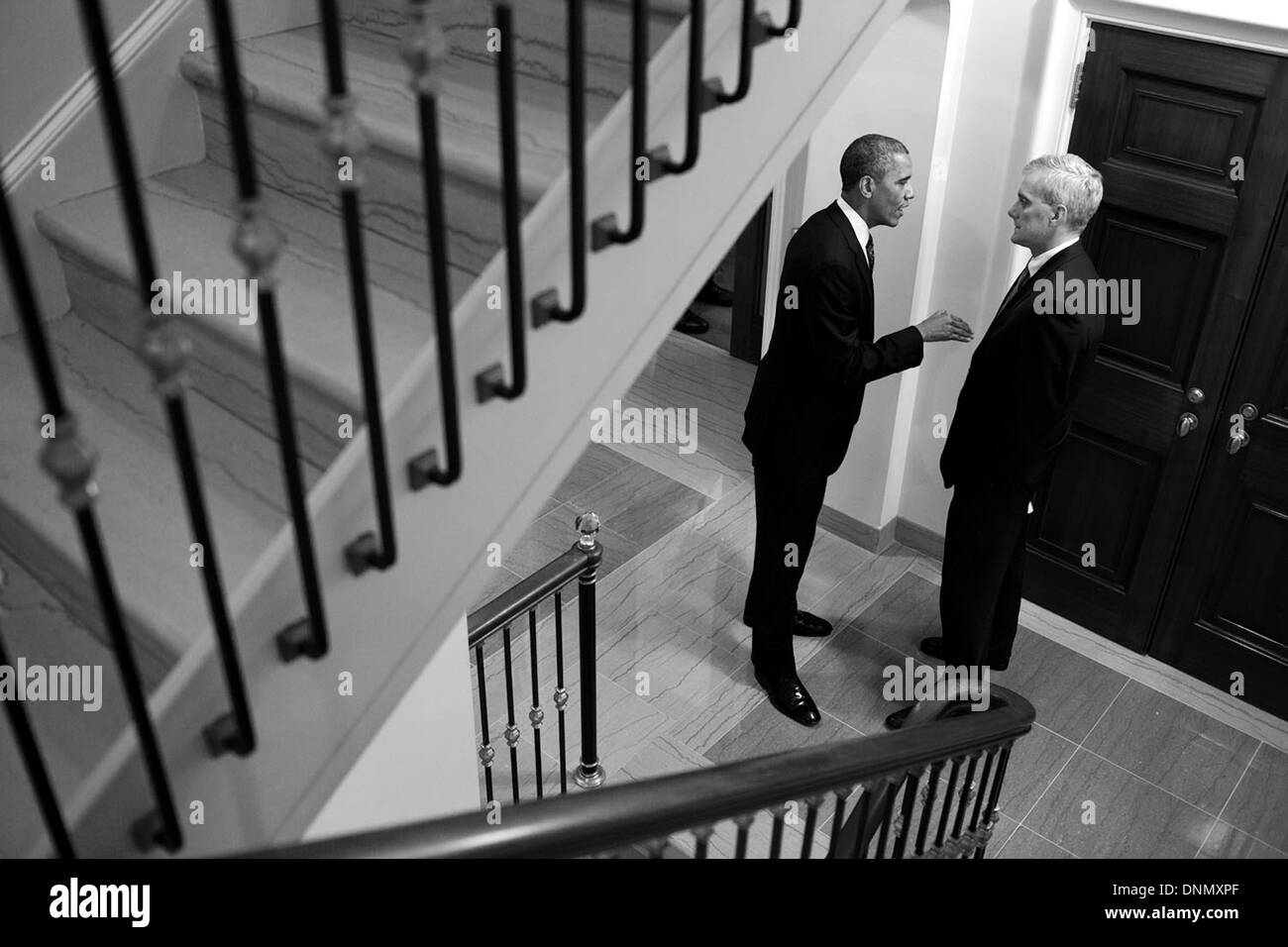 Le président américain Barack Obama parle avec le chef de cabinet Denis McDonough dans un escalier de la Maison Blanche le 1 août 2013 à Washington, DC. Banque D'Images