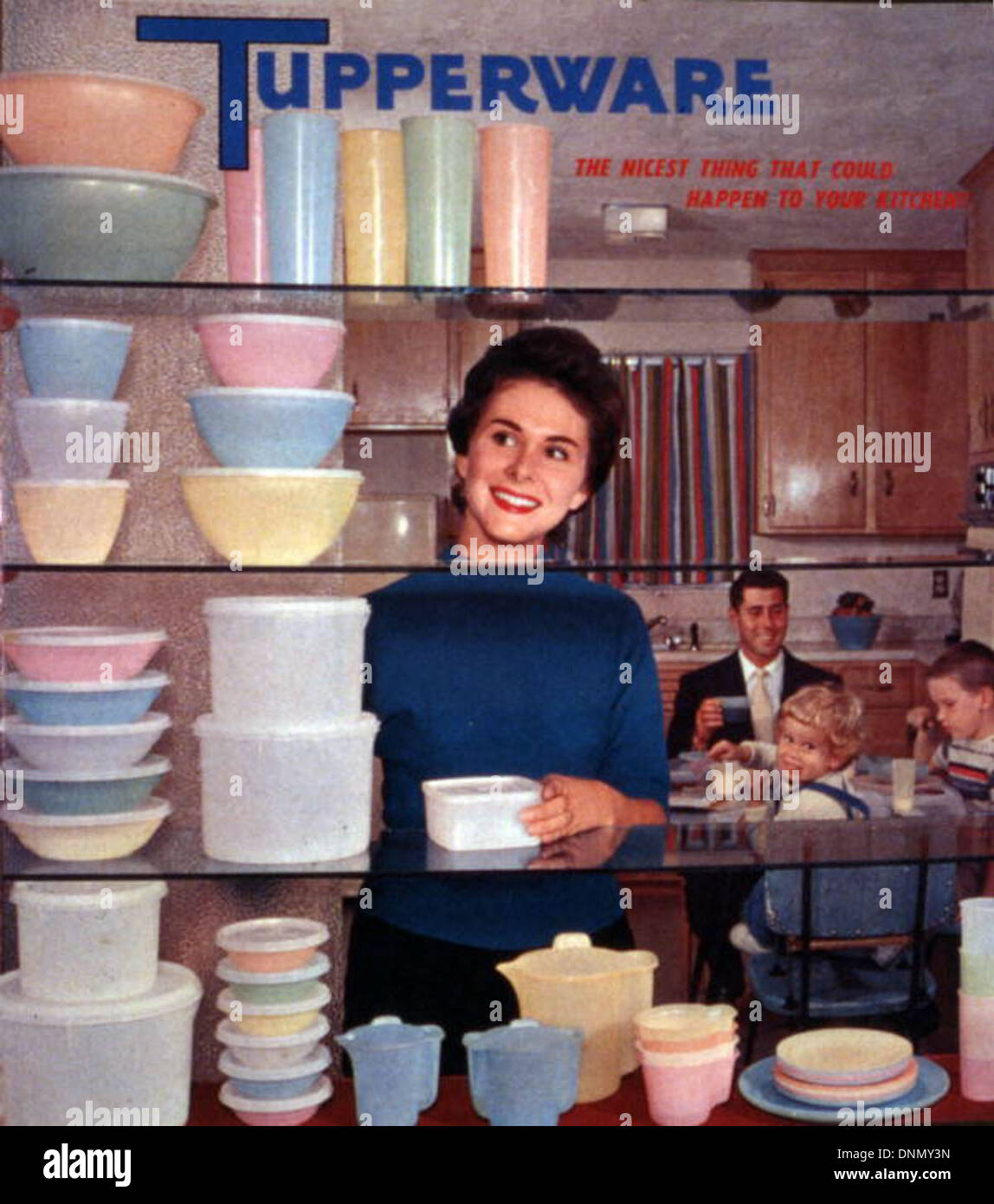 Une publicité des années 1950 présentant un produit Tupperware, avec une photographie de Joe Steinmetz. Cette publicité souligne le rôle de Tupperware dans la restauration à domicile et la vie de famille au milieu du XXe siècle. L'image fait partie de la collection Joseph Janney Steinmetz, archivée par la Bibliothèque d'État et les Archives de Floride. Banque D'Images