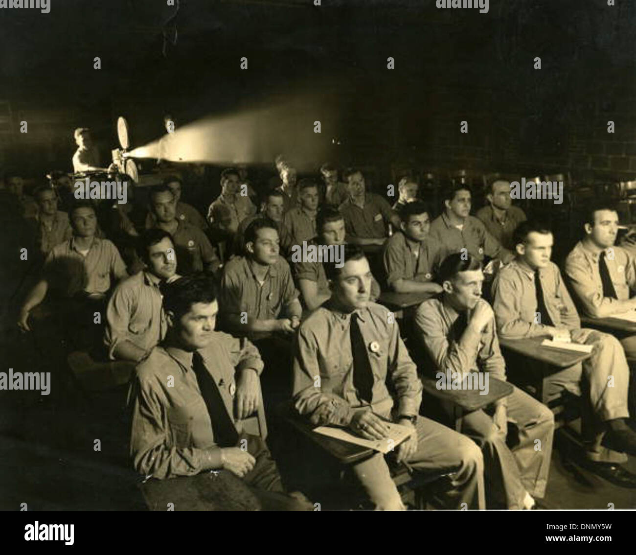 Photographie des années 1940 montrant un cours de photographie à NAS Pensacola, mettant en vedette des photographes de la marine et des étudiants en formation. L'image fait partie de la collection Joseph Janney Steinmetz, qui présente les techniques d'apprentissage des photographes de la marine à l'école de photographie navale pendant la seconde Guerre mondiale Banque D'Images